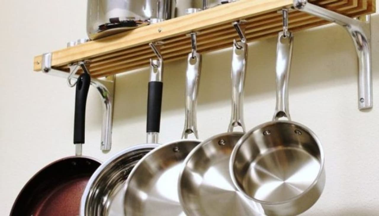 <p><strong>ಸ್ಟೀಲ್ ಪಾತ್ರೆಯಿಂದ ಸ್ಟಿಕ್ಕರ್ ತೆಗೆಯಲು: </strong>ಹೊಸದಾಗಿ ತಂಡ ಸಾಮಾನುಗಳಲ್ಲಿ ಸ್ಟಿಕ್ಕರ್ ಅಂಟಿಸಿರುತ್ತಾರೆ. ಅದನ್ನು ತೆಗೆಯುವುದು ಕಷ್ಟ. ಇಂತಹ ಸಂದರ್ಭದಲ್ಲಿ ಸ್ಟೀಲ್ ಪಾತ್ರೆಯನ್ನು ಸ್ಟವ್ ಮೇಲೆ 30 40 ಸೆಕೆಂಡುಗಳ ಕಾಲ ಬಿಸಿ ಮಾಡಿ. ಕೂಡಲೇ ಸ್ಟಿಕ್ಕರ್ ತೆಗೆಯಿರಿ. ಸುಲಭವಾಗಿ ಸ್ಟಿಕ್ಕರ್ ಪಾತ್ರೆಗಳಿಂದ ಎದ್ದು ಬರುತ್ತದೆ. ಹೆಚ್ಚು ಕಷ್ಟಪಡಬೇಕಾಗಿಲ್ಲ. </p> <p><strong>ಸ್ಟೀಲ್ ಪಾತ್ರೆಯಿಂದ ಸ್ಟಿಕ್ಕರ್ ತೆಗೆಯಲು: </strong>ಹೊಸದಾಗಿ ತಂಡ ಸಾಮಾನುಗಳಲ್ಲಿ ಸ್ಟಿಕ್ಕರ್ ಅಂಟಿಸಿರುತ್ತಾರೆ. ಅದನ್ನು ತೆಗೆಯುವುದು ಕಷ್ಟ. ಇಂತಹ ಸಂದರ್ಭದಲ್ಲಿ ಸ್ಟೀಲ್ ಪಾತ್ರೆಯನ್ನು ಸ್ಟವ್ ಮೇಲೆ 30 40 ಸೆಕೆಂಡುಗಳ ಕಾಲ ಬಿಸಿ ಮಾಡಿ. ಕೂಡಲೇ ಸ್ಟಿಕ್ಕರ್ ತೆಗೆಯಿರಿ. ಸುಲಭವಾಗಿ ಸ್ಟಿಕ್ಕರ್ ಪಾತ್ರೆಗಳಿಂದ ಎದ್ದು ಬರುತ್ತದೆ. ಹೆಚ್ಚು ಕಷ್ಟಪಡಬೇಕಾಗಿಲ್ಲ. </p>