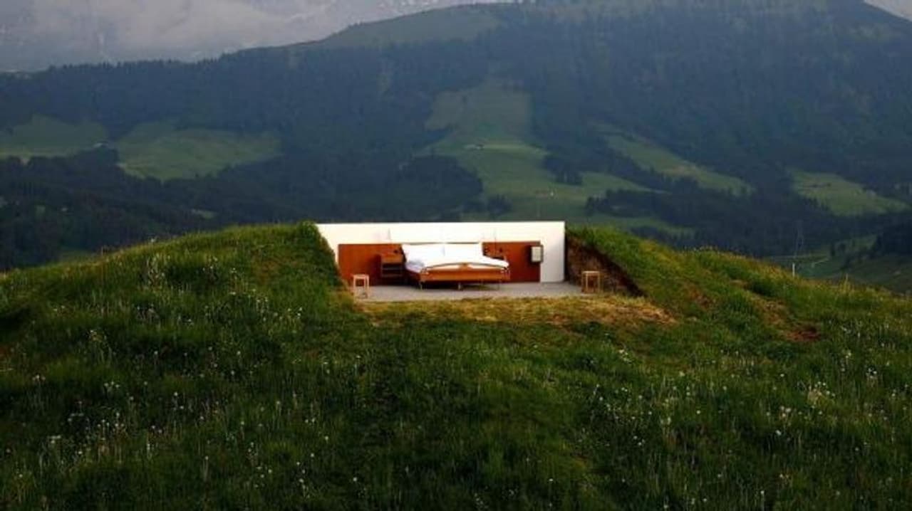 ಹೌದು ಹೋಟೆಲ್ ಗೆ ಗೋಡೆಗಳೂ ಇಲ್ಲ, ಛಾವಣಿಯೂ ಇಲ್ಲ... ಆಕಾಶದ ಕೆಳಗೆ ತೆರೆದ ಪ್ರದೇಶದಲ್ಲಿದೆ. ಇದು ಒಂದು ಪ್ರಕಾರದಲ್ಲಿ ಓಪನ್ ಏರ್ ಹೋಟೆಲ್ ರೂಂ ಎನ್ನಬಹುದು. ಸ್ವಿಡ್ಜರ್ಲೆಂಡ್ ನ ಸುಂದರವಾದ ಬೆಟ್ಟ ಗುಡ್ಡಗಳ ನಡುವೆ ಇದನ್ನು ನಿರ್ಮಿಸಲಾಗಿದೆ.