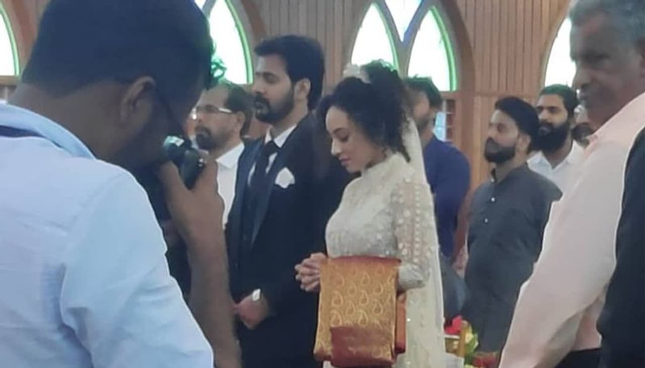 ബിഗ് ബോസ് മലയാളം സീസണ് ഒന്നിന്റെ വന് ജനപ്രീതിക്ക് കാരണമായ പല ഘടകങ്ങളുണ്ടായിരുന്നു. സാബുമോനും ഹിമ ശങ്കറും രഞ്ജിനി ഹരിദാസുമടക്കമുള്ള, താരപരിവേഷമുള്ള മത്സരാര്ഥികളായിരുന്നു അതിന് പ്രധാന കാരണം. അതില് ഒഴിവാക്കാന് പറ്റാത്ത രണ്ടുപേരായിരുന്നു പേളി മാണിയും ശ്രീനിഷ് അരവിന്ദും അവര്ക്കിടയില് ഉടലെടുത്ത ബന്ധവും. ബിഗ് ബോസ് മലയാളം സീസണ് ഒന്നിന്റെ വന് ജനപ്രീതിക്ക് കാരണമായ പല ഘടകങ്ങളുണ്ടായിരുന്നു. സാബുമോനും ഹിമ ശങ്കറും രഞ്ജിനി ഹരിദാസുമടക്കമുള്ള, താരപരിവേഷമുള്ള മത്സരാര്ഥികളായിരുന്നു അതിന് പ്രധാന കാരണം. അതില് ഒഴിവാക്കാന് പറ്റാത്ത രണ്ടുപേരായിരുന്നു പേളി മാണിയും ശ്രീനിഷ് അരവിന്ദും അവര്ക്കിടയില് ഉടലെടുത്ത ബന്ധവും.