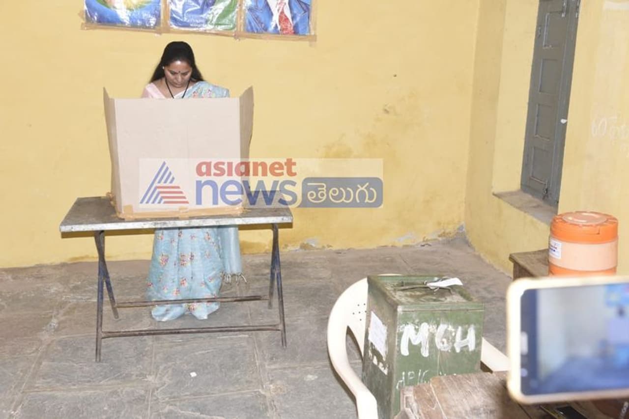 స్థానిక ఎన్నికలు: పోతంగల్ లో ఓటేసిన కవిత స్థానిక ఎన్నికలు: పోతంగల్ లో ఓటేసిన కవిత