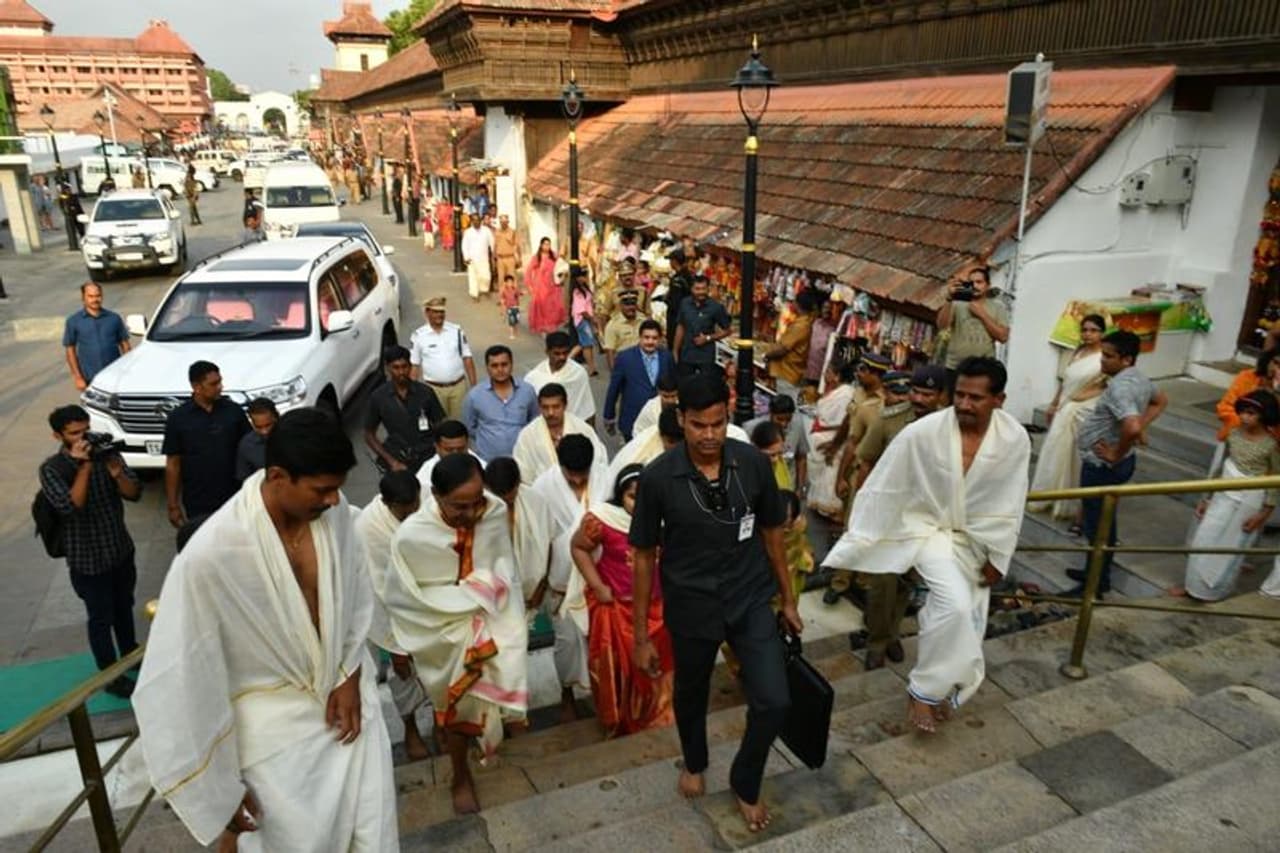 కుటుంబ సభ్యులతో అనంత పద్మనాభస్వామిని దర్శించుకున్నకేసీఆర్ కుటుంబ సభ్యులతో అనంత పద్మనాభస్వామిని దర్శించుకున్నకేసీఆర్