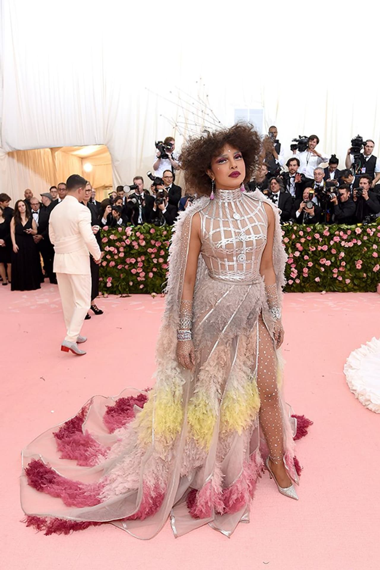 Met Gala 2019: एक्ट्रेस प्रियंका चोपड़ा मेट गाला में अपने पति निक जोनस के साथ नजर आई। प्रियंका का मेट गाला लुक बेहद अलग और अट्रैक्टिव था।