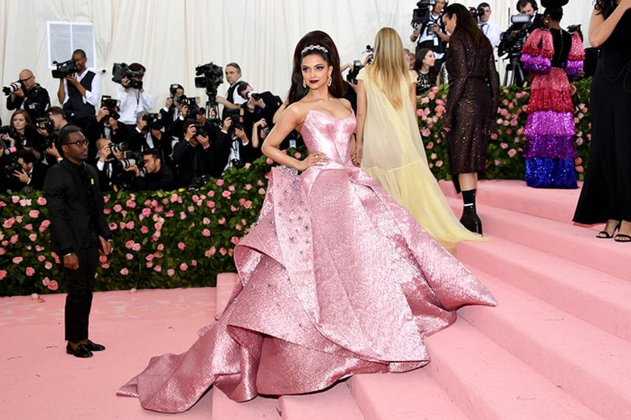 Met Gala 2019: मेट गाला में प्रियंका चोपड़ा ने अपने स्टनिंग लुक से सभी को चौंका दिया है। वहीं दीपिका पादुकोण भी पीछे नहीं हैं। मेट गाला में अपने बार्बी गर्ल लुक से दीपिका ने अपको अपनी ओर ध्यान खींच लिया।