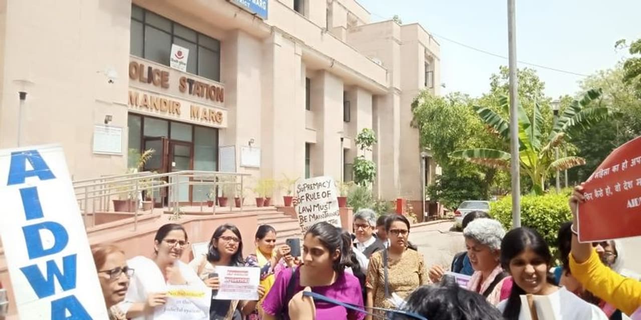 सुप्रीम कोर्ट के बाहर महिला कार्यकर्ता और वकीलो ने जमकर विरोध किया है। विरोध को देखते हुए सुप्रीम कोर्ट परिसर के बाहर धारा 144 लागू कर दी गई है। प्रदर्शनकारियों के कहना है कि महिला के सम्मान और न्याय के लिए यह लड़ाई है। सुप्रीम कोर्ट के बाहर महिला कार्यकर्ता और वकीलो ने जमकर विरोध किया है। विरोध को देखते हुए सुप्रीम कोर्ट परिसर के बाहर धारा 144 लागू कर दी गई है। प्रदर्शनकारियों के कहना है कि महिला के सम्मान और न्याय के लिए यह लड़ाई है।