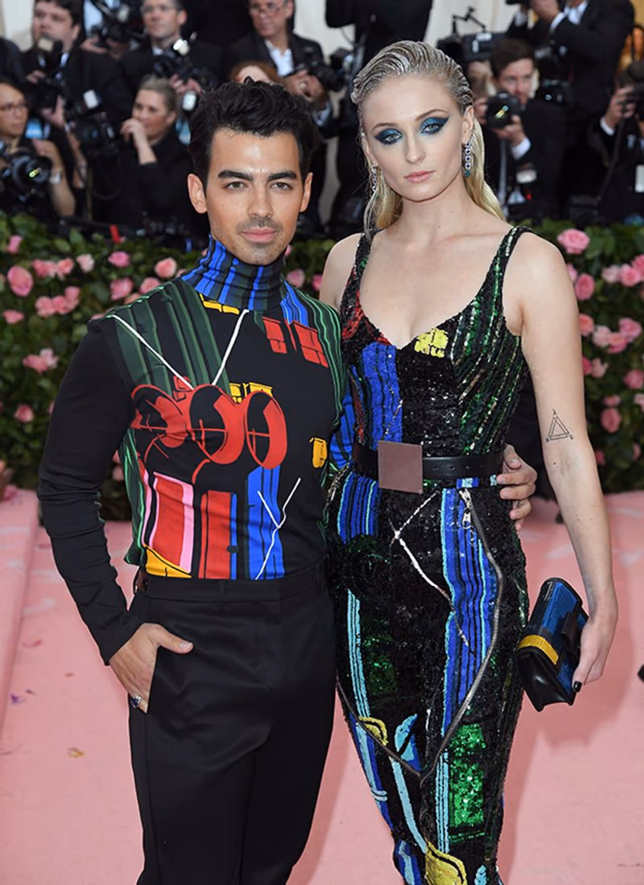 गेम ऑफ थ्रोन्स स्टार सोफी टर्नर मंगेतर जो जोनस के साथ मेट गाला के रेड कारपेट पर पहली बार नजर आईं।