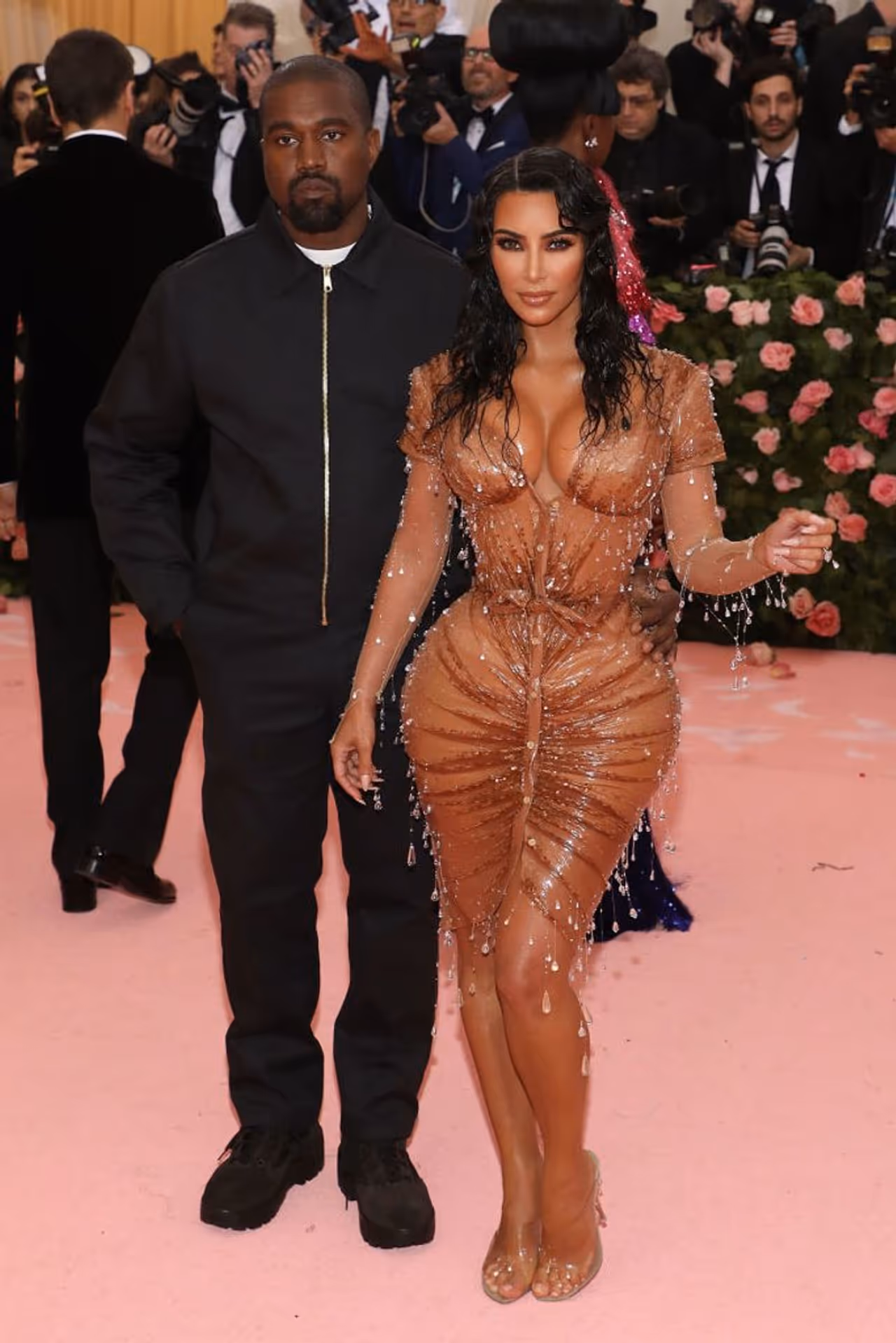 जब बात आती है फैशन की तो किम कार्दशियन का नाम सबसे पहले आता है। अपनी ड्रेस्स को लेकर किम हमेशा से ही चर्चा में बनी रहती हैं।