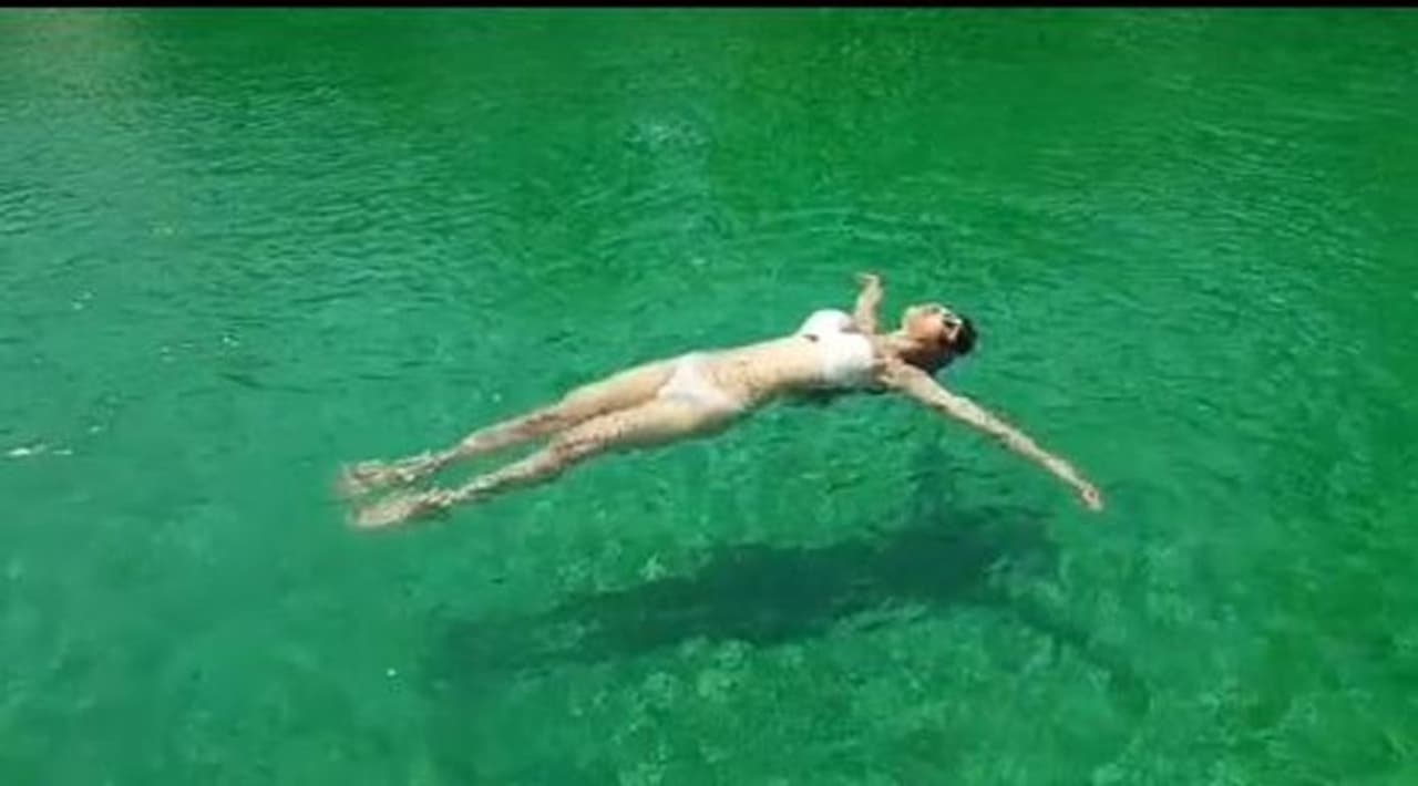 मौनी की फैन फॉलोइंग भी काफी अच्छी खासी है, वह सोशल मीडिया पर अक्सर एक्टिव रहती हैं और अपनी तस्वीरें शेयर करती रहती हैं।