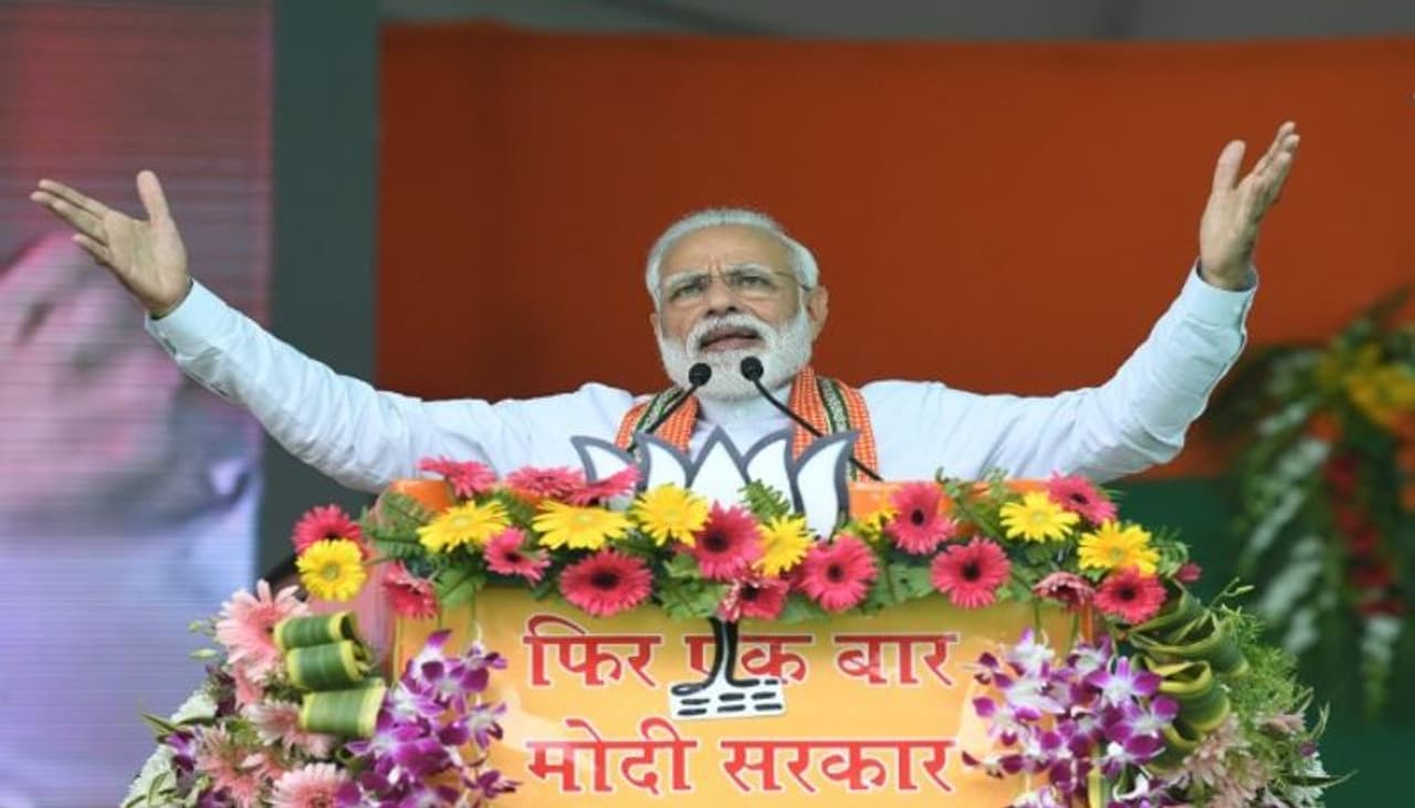 ರಾಜೀವ್ ಗಾಂಧಿ ಕುಟುಂಬ 1980ರಲ್ಲೇ ಯುದ್ಧನೌಕೆಗಳನ್ನು ವೈಯಕ್ತಿಕ ಟ್ಯಾಕ್ಸಿಯಂತೆ ಬಳಸಿತ್ತು ಚುನಾವಣಾ ರ್ಯಾಲಿಯಲ್ಲಿ ಪ್ರಧಾನಿ ಮೋದಿ ಗಂಭೀರ ಆರೋಪ. ರಾಜೀವ್ ಗಾಂಧಿ ಕುಟುಂಬ 1980ರಲ್ಲೇ ಯುದ್ಧನೌಕೆಗಳನ್ನು ವೈಯಕ್ತಿಕ ಟ್ಯಾಕ್ಸಿಯಂತೆ ಬಳಸಿತ್ತು ಚುನಾವಣಾ ರ್ಯಾಲಿಯಲ್ಲಿ ಪ್ರಧಾನಿ ಮೋದಿ ಗಂಭೀರ ಆರೋಪ.