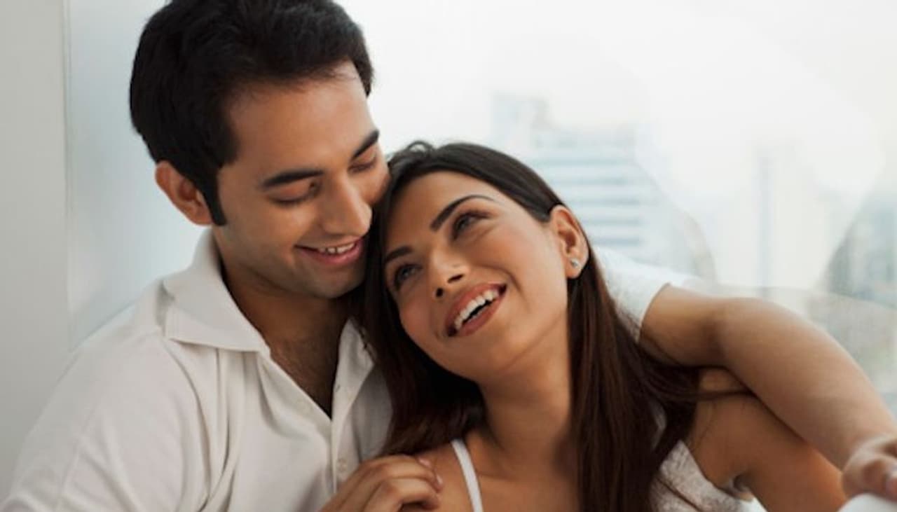 ఫ్యాషన్ కోసం పొట్టి పొట్టి దుస్తులు వేసుకునే అలవాటు ఉంది కానీ.... ఒంటిపై నూలు పోగు కూడా లేకుండా కనీసం ఇంట్లో కూడా తిరగలేం. ఇది అందరికీ తెలిసిన విషయమే.