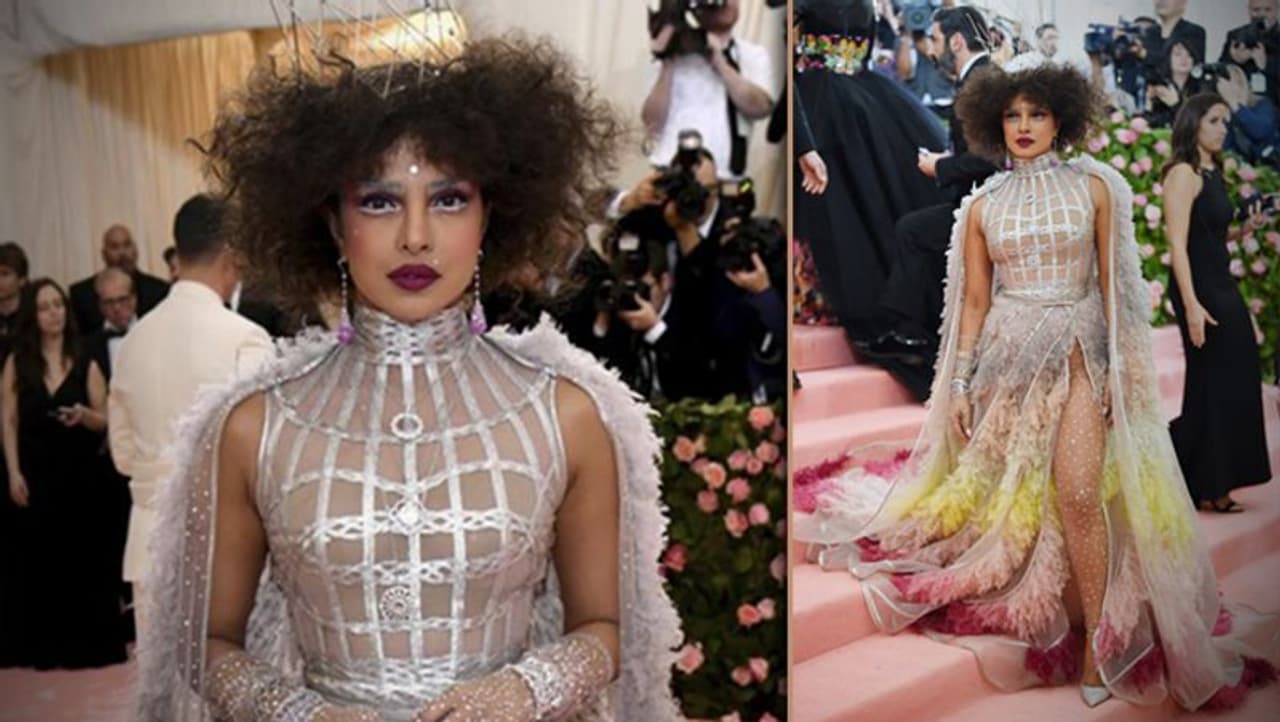 ఫ్యాషన్ వరల్డ్ లో డిఫరెంట్ గా కనిపించాలని సినీ తారలు పడే కష్టం అంతా ఇంతా కాదు. అయితే ఇటీవల ప్రియాంక కూడా డిఫరెంట్ స్టైల్ లో కనిపించింది. అయితే ఆ లుక్ బెడిసికొట్టింది. నెటిజన్స్ గోరంగా ట్రోల్ చేశారు. ఫ్యాషన్ వరల్డ్ లో డిఫరెంట్ గా కనిపించాలని సినీ తారలు పడే కష్టం అంతా ఇంతా కాదు. అయితే ఇటీవల ప్రియాంక కూడా డిఫరెంట్ స్టైల్ లో కనిపించింది. అయితే ఆ లుక్ బెడిసికొట్టింది. నెటిజన్స్ గోరంగా ట్రోల్ చేశారు.