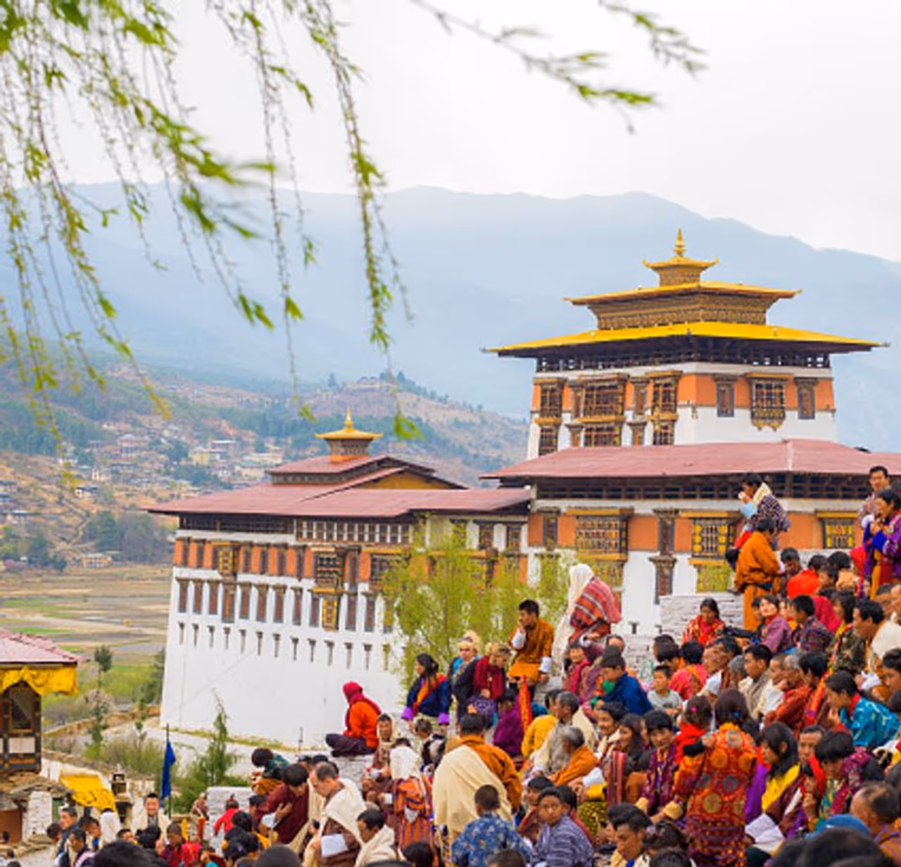 ಭೂತಾನ್ನಲ್ಲಿ ಆರ್ಥಿಕ ಪ್ರಗತಿಯನ್ನು ಜನರ ಸಂತೋಷದ ಮೇಲೆ ಅಳೆಯಲಾಗುತ್ತದೆ. ಆಧುನಿಕತೆ ಎಷ್ಟೇ ಕಾಲಿಟ್ಟರೂ ತನ್ನ ಧರ್ಮ, ಆಚಾರ, ನಂಬಿಕೆ, ಜಾನಪದ, ಕಲೆ, ಸಂಸ್ಕೃತಿ, ಸಂಪ್ರದಾಯ, ಉಡುಪು, ಭಾಷೆ ಎಲ್ಲವನ್ನೂ ಭೂತಾನ್ ಸಾಕಷ್ಟು ಉಳಿಸಿಕೊಂಡಿದೆ. ಭೂತಾನ್ನಲ್ಲಿ ಆರ್ಥಿಕ ಪ್ರಗತಿಯನ್ನು ಜನರ ಸಂತೋಷದ ಮೇಲೆ ಅಳೆಯಲಾಗುತ್ತದೆ. ಆಧುನಿಕತೆ ಎಷ್ಟೇ ಕಾಲಿಟ್ಟರೂ ತನ್ನ ಧರ್ಮ, ಆಚಾರ, ನಂಬಿಕೆ, ಜಾನಪದ, ಕಲೆ, ಸಂಸ್ಕೃತಿ, ಸಂಪ್ರದಾಯ, ಉಡುಪು, ಭಾಷೆ ಎಲ್ಲವನ್ನೂ ಭೂತಾನ್ ಸಾಕಷ್ಟು ಉಳಿಸಿಕೊಂಡಿದೆ.