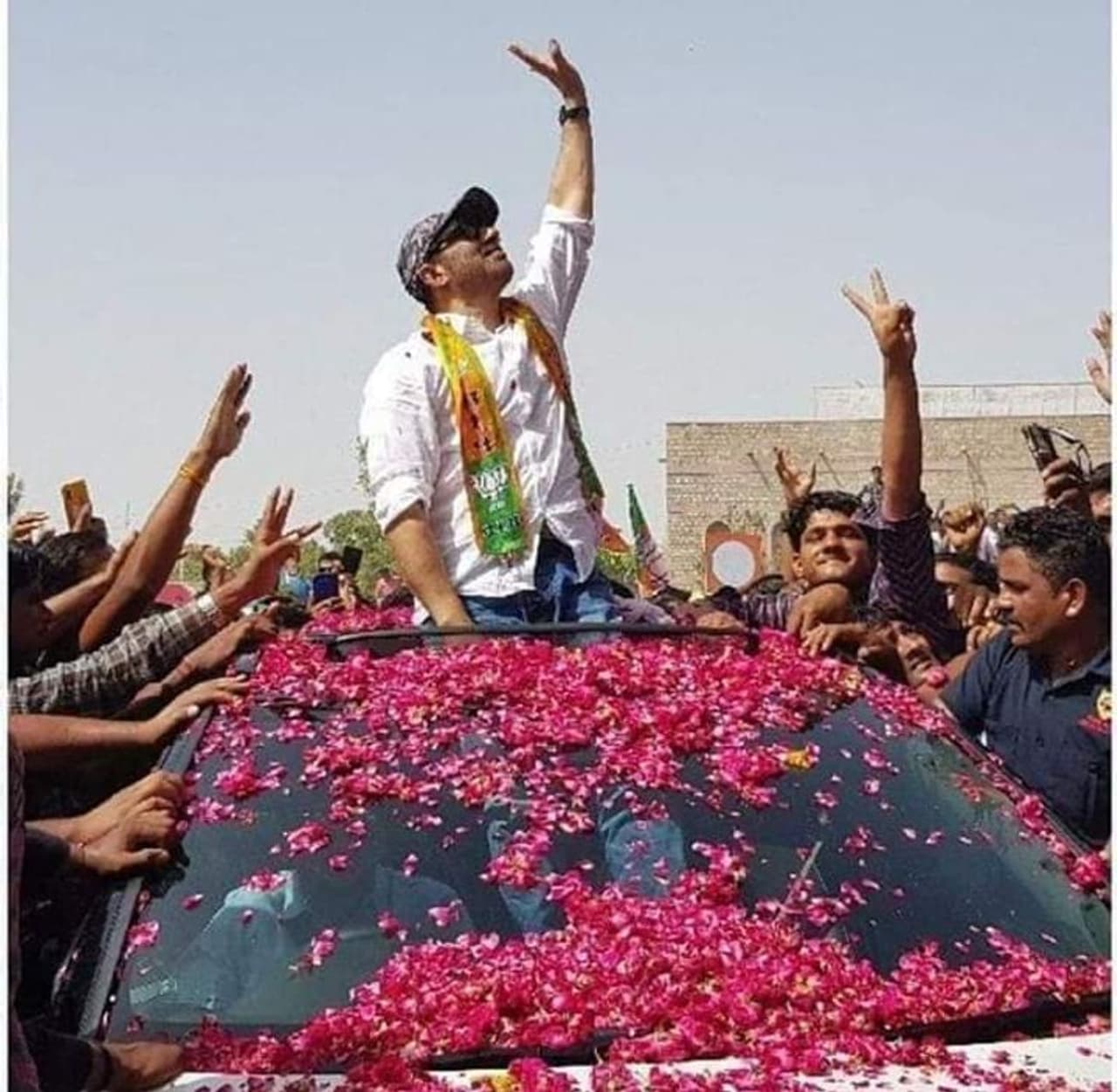 भाजपा के गुरदासपुर से उम्मीदवार सनी देओल ने गुरूवार को जब शहर में अपनी रैली निकाली तो पूरे इलाके में भारी संख्या में लोग उमड़ आए। भाजपा के गुरदासपुर से उम्मीदवार सनी देओल ने गुरूवार को जब शहर में अपनी रैली निकाली तो पूरे इलाके में भारी संख्या में लोग उमड़ आए।