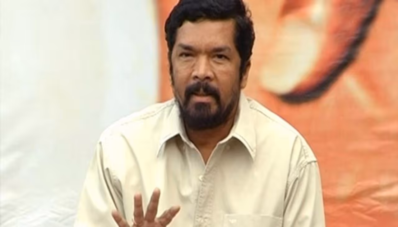 పోసాని మురళీ కృష్ణ... పరిచయం అక్కర్లేని పేరు. సినిమాల్లో తన మార్క్ నటన, విలక్షణ రీతిలో డైలాగులు పలికి... మెప్పించడంలో ఆయన దిట్ట. కేవలం సినిమాలకే ఆయన పరిమితం కాలేదు. గత ఆంధ్రప్రదేశ్ ఎన్నికల్లో వైసీపీ అధినేత జగన్ కి ఆయన అండగా నిలిచారు. ఎన్నికల్లో తన పరిధి మేరకు పార్టీ కోసం కృషి చేశాడు. వీలు చిక్కినప్పుడల్లా తన గొంతు వినిపించాడు. పోసాని మురళీ కృష్ణ... పరిచయం అక్కర్లేని పేరు. సినిమాల్లో తన మార్క్ నటన, విలక్షణ రీతిలో డైలాగులు పలికి... మెప్పించడంలో ఆయన దిట్ట. కేవలం సినిమాలకే ఆయన పరిమితం కాలేదు. గత ఆంధ్రప్రదేశ్ ఎన్నికల్లో వైసీపీ అధినేత జగన్ కి ఆయన అండగా నిలిచారు. ఎన్నికల్లో తన పరిధి మేరకు పార్టీ కోసం కృషి చేశాడు. వీలు చిక్కినప్పుడల్లా తన గొంతు వినిపించాడు.