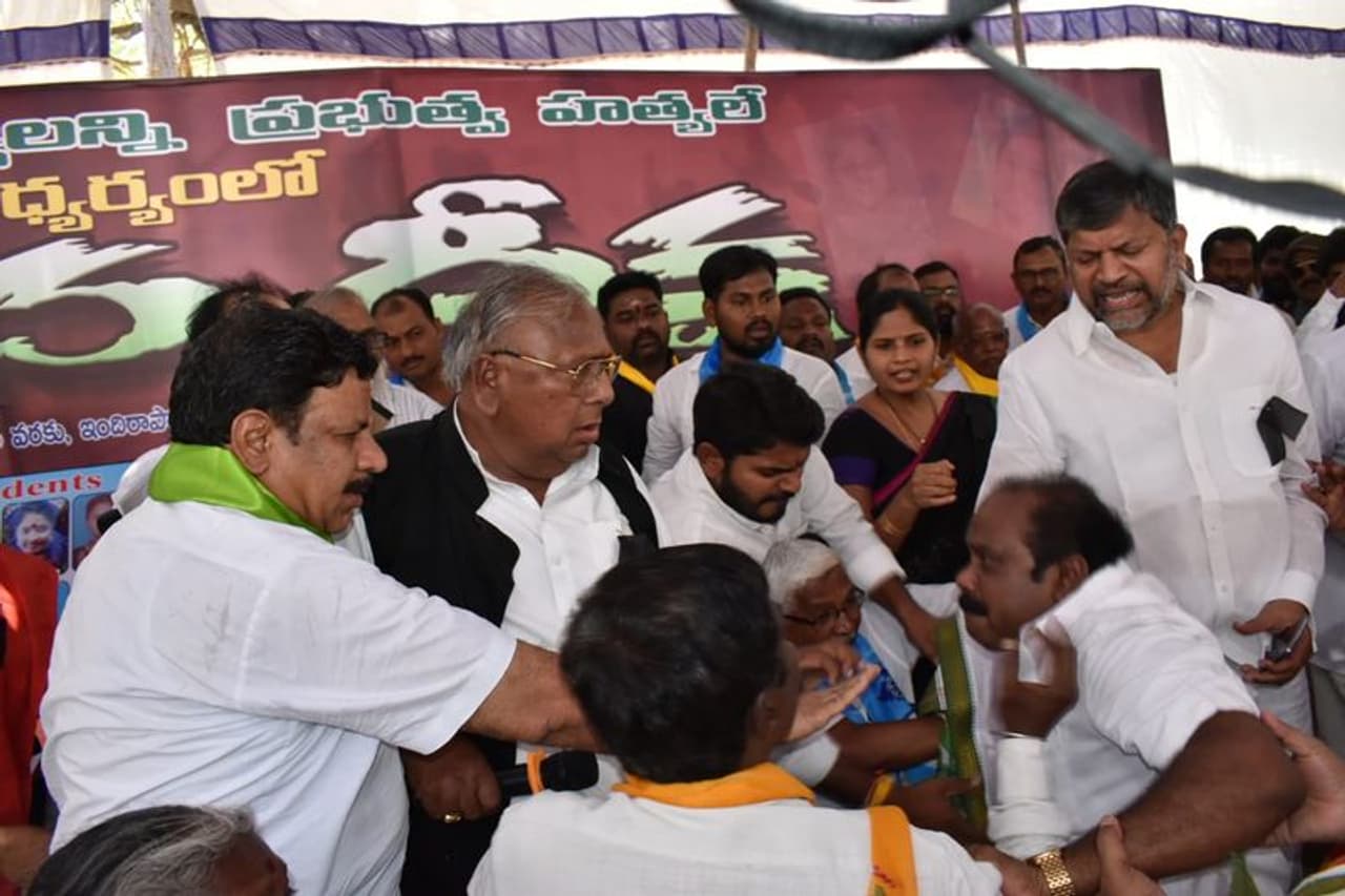 కాంగ్రెస్ నేతల కొట్లాట: కింద పడ్డ విహెచ్ కాంగ్రెస్ నేతల కొట్లాట: కింద పడ్డ విహెచ్