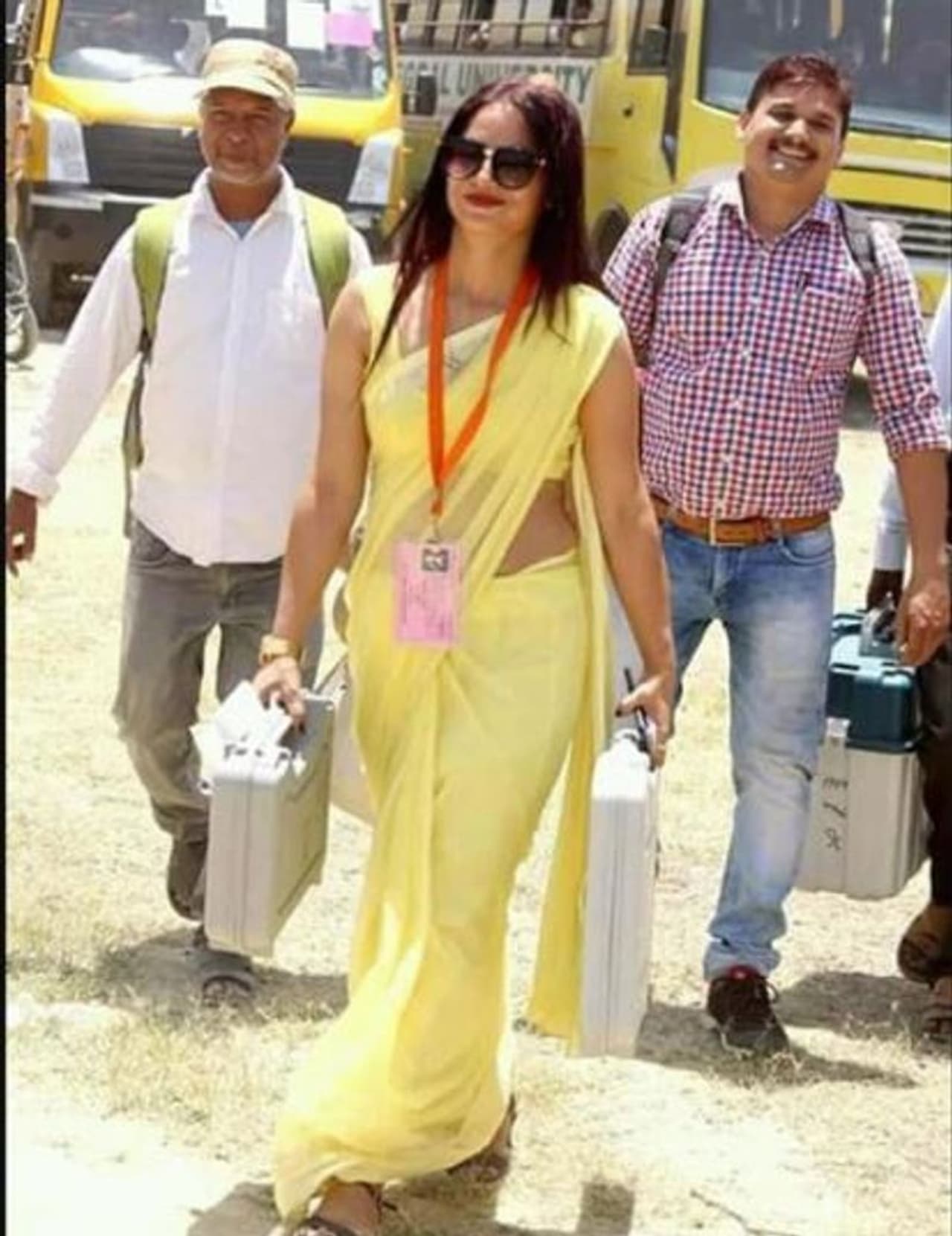 ಲೋಕಸಭಾ ಚುನಾವಣೆಯ 5ನೇ ಹಂತದ ಮತದಾನದ ವೇಳೆ ಹಳದಿ ಸೀರೆಯುಟ್ಟು ಕೈಯಲ್ಲಿ ಮತಪೆಟ್ಟಿಗೆಗಳನ್ನು ಹಿಡಿದು ತೆರಳುತ್ತಿದ್ದ ಮಹಿಳೆಯೊಬ್ಬರ ಫೋಟೋ ಸಾಮಾಜಿಕ ಜಾಲತಾಣಗಳಲ್ಲಿ ಭಾರೀ ಸದ್ದು ಮಾಡಿದೆ. ಲೋಕಸಭಾ ಚುನಾವಣೆಯ 5ನೇ ಹಂತದ ಮತದಾನದ ವೇಳೆ ಹಳದಿ ಸೀರೆಯುಟ್ಟು ಕೈಯಲ್ಲಿ ಮತಪೆಟ್ಟಿಗೆಗಳನ್ನು ಹಿಡಿದು ತೆರಳುತ್ತಿದ್ದ ಮಹಿಳೆಯೊಬ್ಬರ ಫೋಟೋ ಸಾಮಾಜಿಕ ಜಾಲತಾಣಗಳಲ್ಲಿ ಭಾರೀ ಸದ್ದು ಮಾಡಿದೆ.