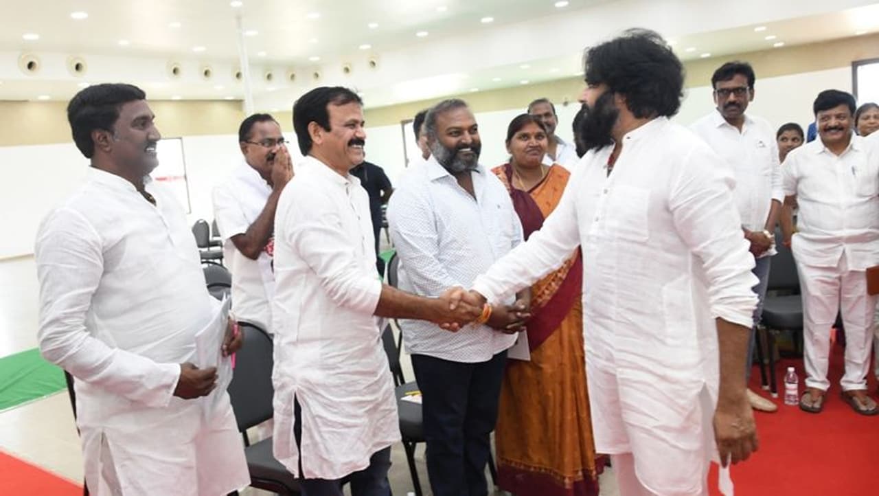 మల్కాజిగిరి జనసేన కార్యాలయంలో పవన్ కల్యాణ్ మల్కాజిగిరి జనసేన కార్యాలయంలో పవన్ కల్యాణ్