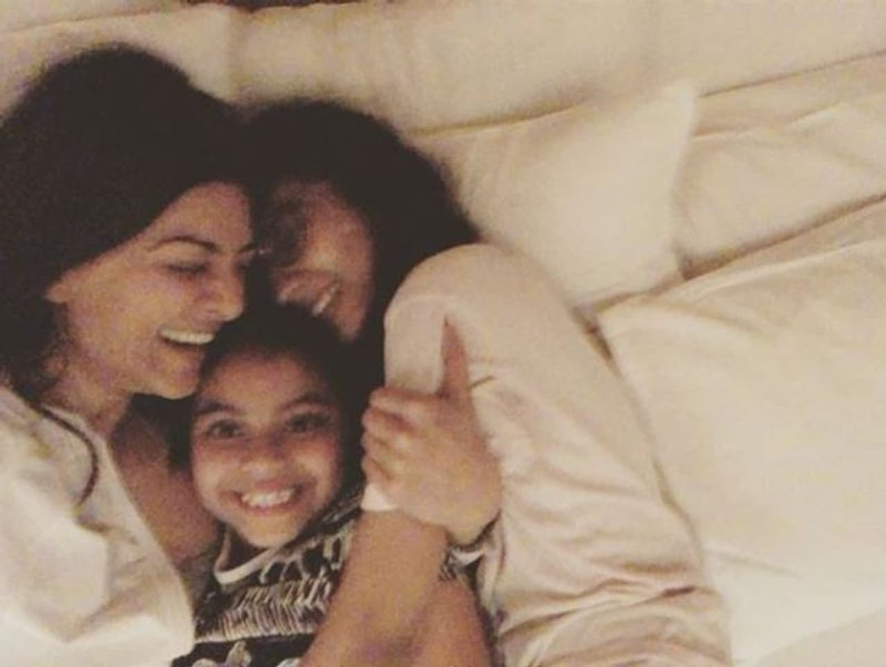 ಬಾಲಿವುಡ್ ತಾರೆ ಹಾಗೂ ಮಾಜಿ ಮಿಸ್ ಯುನಿವರ್ಸ್ ಸುಶ್ಮಿತಾ ಸೇನ್ ಗೆ 43 ವರ್ಷ, ಇವರೊಬ್ಬ ಸಿಂಗಲ್ ಮದರ್. ಸುಶ್ಮಿತಾ 2000ನೇ ಇಸವಿಯಲ್ಲಿ ಓರ್ವ ಮಗುವನ್ನು ದತ್ತು ಪಡೆದಿದ್ದರು. ಈ ಮಗುವಿಗೆ ರಿನೆ ಎಂದು ನಾಮಕರಣ ಮಾಡಿದ್ದರು. ರಿನೆಯನ್ನು ದತ್ತು ಪಡೆದಾಗ. ಸುಶ್ಮಿತಾ ವಯಸ್ಸು ಕೇವಲ 25 ವರ್ಷ. ಬಾಲಿವುಡ್ ತಾರೆ ಹಾಗೂ ಮಾಜಿ ಮಿಸ್ ಯುನಿವರ್ಸ್ ಸುಶ್ಮಿತಾ ಸೇನ್ ಗೆ 43 ವರ್ಷ, ಇವರೊಬ್ಬ ಸಿಂಗಲ್ ಮದರ್. ಸುಶ್ಮಿತಾ 2000ನೇ ಇಸವಿಯಲ್ಲಿ ಓರ್ವ ಮಗುವನ್ನು ದತ್ತು ಪಡೆದಿದ್ದರು. ಈ ಮಗುವಿಗೆ ರಿನೆ ಎಂದು ನಾಮಕರಣ ಮಾಡಿದ್ದರು. ರಿನೆಯನ್ನು ದತ್ತು ಪಡೆದಾಗ. ಸುಶ್ಮಿತಾ ವಯಸ್ಸು ಕೇವಲ 25 ವರ್ಷ.