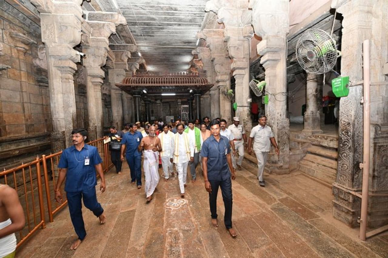 శ్రీరంగనాథుని ఆలయంలో కేసీఆర్ దంపతుల పూజలు శ్రీరంగనాథుని ఆలయంలో కేసీఆర్ దంపతుల పూజలు