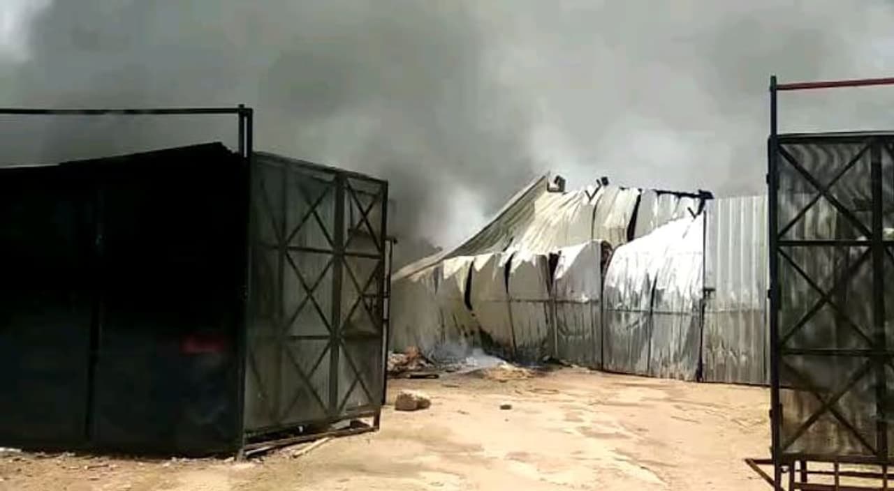 కార్వాన్ మొగల్ ఖానాల ఫర్నిచర్ గోడౌన్లో లో భారీ అగ్నిప్రమాదం కార్వాన్ మొగల్ ఖానాల ఫర్నిచర్ గోడౌన్లో లో భారీ అగ్నిప్రమాదం