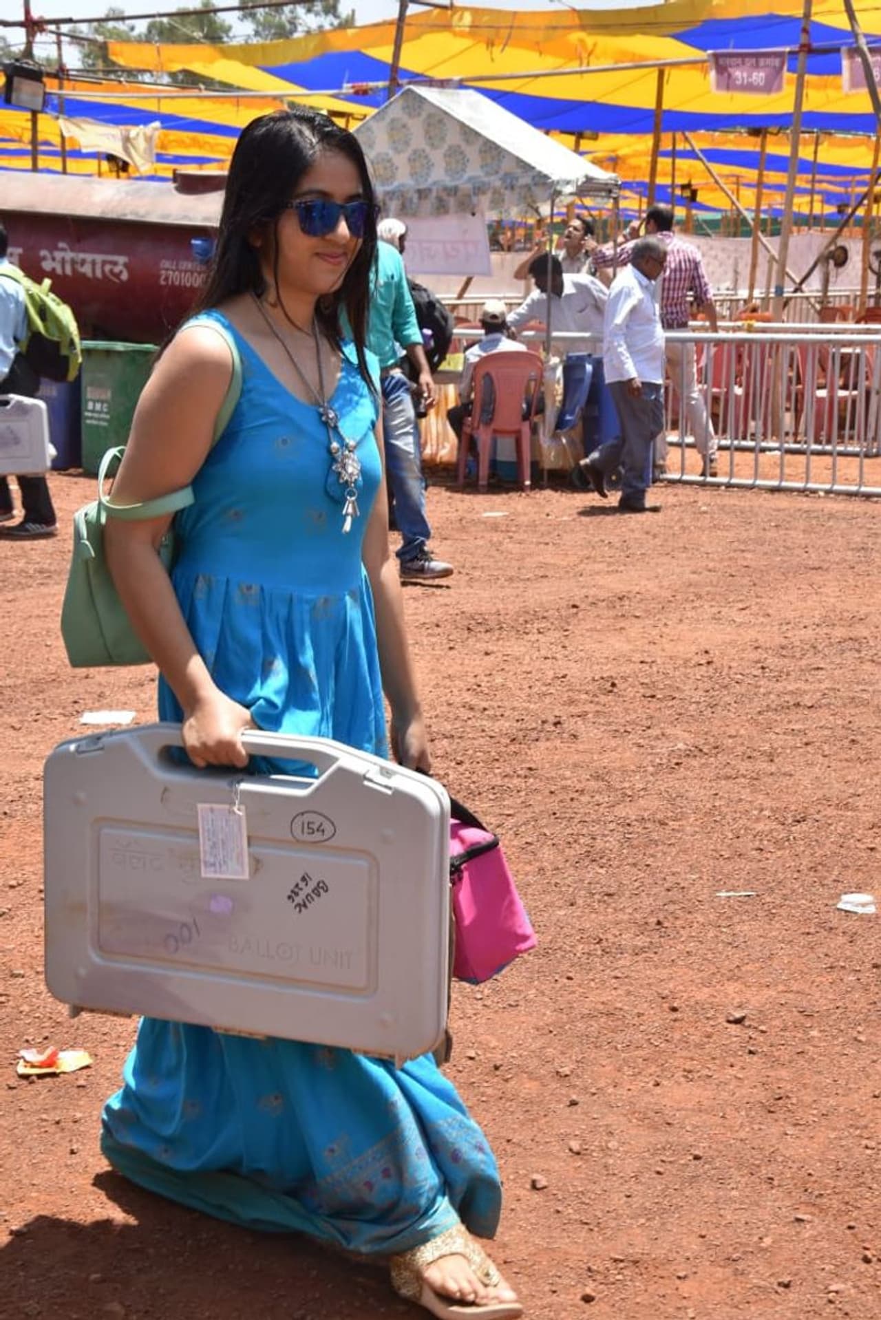 ಮೇ 12 ರಂದು ಲೋಕಸಭಾ ಚುನಾವಣೆಯ 6 ನೇ ಹಂತದ ಮತದಾನ ನಡೆಯಿತು. ರಾಷ್ಟ್ರ ರಾಜಧಾನಿ ದೆಹಲಿ ಸೇರಿದಂತೆ ಒಟ್ಟು 7 ರಾಜ್ಯಗಳ 59 ಕ್ಷೇತ್ರಗಳಿಗೆ ಮತದಾನ ನಡೆದಿತ್ತು. ಈ ನಡುವೆ ನೀಲಿ ಡ್ರೆಸ್ ಧರಿಸಿ ಕೈಯ್ಯಲ್ಲಿ ಇವಿಎಂ ಹಿಡಿದಿದ್ದ ಮಹಿಳೆಯೊಬ್ಬರ ಫೋಟೋಗಳು ಇಂಟರ್ನೆಟ್ ನಲ್ಲಿ ವೇಗವಾಗಿ ವೈರಲ್ ಆಗುತ್ತಿವೆ. ಮೇ 12 ರಂದು ಲೋಕಸಭಾ ಚುನಾವಣೆಯ 6 ನೇ ಹಂತದ ಮತದಾನ ನಡೆಯಿತು. ರಾಷ್ಟ್ರ ರಾಜಧಾನಿ ದೆಹಲಿ ಸೇರಿದಂತೆ ಒಟ್ಟು 7 ರಾಜ್ಯಗಳ 59 ಕ್ಷೇತ್ರಗಳಿಗೆ ಮತದಾನ ನಡೆದಿತ್ತು. ಈ ನಡುವೆ ನೀಲಿ ಡ್ರೆಸ್ ಧರಿಸಿ ಕೈಯ್ಯಲ್ಲಿ ಇವಿಎಂ ಹಿಡಿದಿದ್ದ ಮಹಿಳೆಯೊಬ್ಬರ ಫೋಟೋಗಳು ಇಂಟರ್ನೆಟ್ ನಲ್ಲಿ ವೇಗವಾಗಿ ವೈರಲ್ ಆಗುತ್ತಿವೆ.