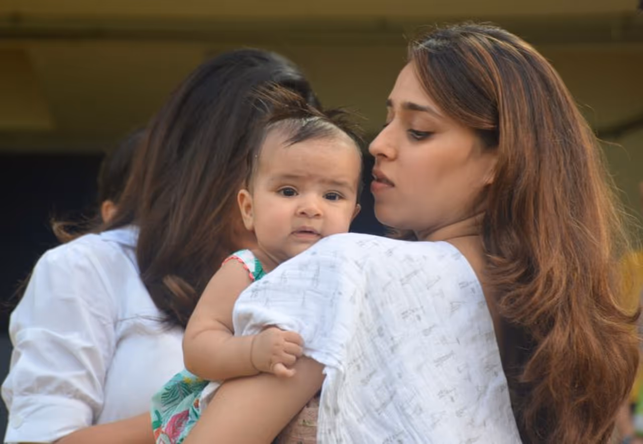 ఉప్పల్ స్టేడియంలో రోహిత్ శర్మ భార్యా, కూతురు ఉప్పల్ స్టేడియంలో రోహిత్ శర్మ భార్యా, కూతురు