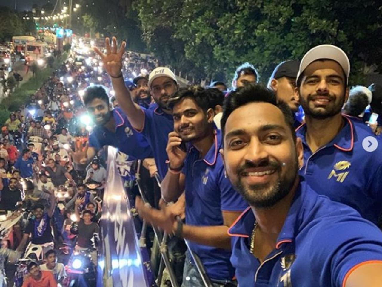 ఐపిఎల్ 2019 విజేతగా నిలిచిన ముంబై ఇండియన్స్ సొంత నగరానికి చేరుకుంది. రెండు నెలల కష్టానికి ప్రతిఫలంగా అందిన ట్రోఫిని గర్వంగా అభిమానులకు చూపిస్తూ ఆటగాళ్లు సందడి చేశారు. ఈ సందర్భంగా ఆటగాళ్లు, సహాయక సిబ్బందితో పాటు టీం యాజమాన్యం కూడా ముంబై వీధుల్లో సందడి చేశారు. ఐపిఎల్ 2019 విజేతగా నిలిచిన ముంబై ఇండియన్స్ సొంత నగరానికి చేరుకుంది. రెండు నెలల కష్టానికి ప్రతిఫలంగా అందిన ట్రోఫిని గర్వంగా అభిమానులకు చూపిస్తూ ఆటగాళ్లు సందడి చేశారు. ఈ సందర్భంగా ఆటగాళ్లు, సహాయక సిబ్బందితో పాటు టీం యాజమాన్యం కూడా ముంబై వీధుల్లో సందడి చేశారు.