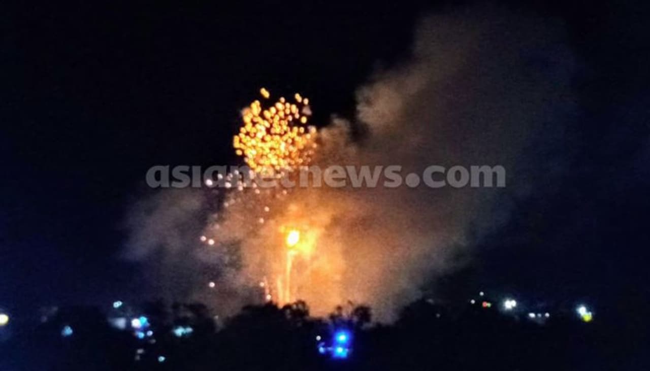 മാനത്ത് വര്ണ്ണം വിരിയിച്ച് പൂരവെടിക്കെട്ട് മാനത്ത് വര്ണ്ണം വിരിയിച്ച് പൂരവെടിക്കെട്ട്