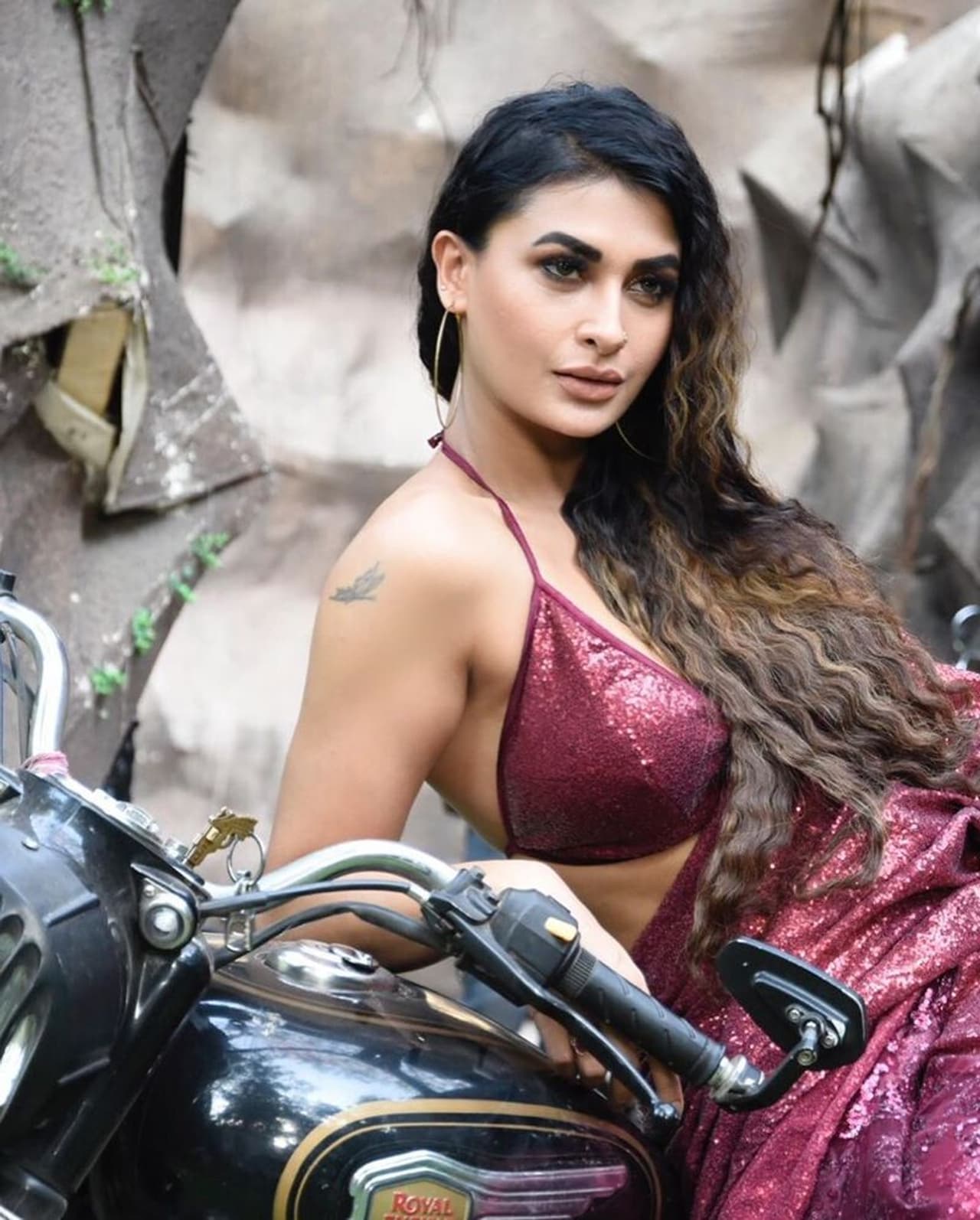 पवित्रा अपने हॉट लुक और ग्लैमरस फैशन की वजह से सोशल मीडिया पर छाई रहती हैं। पवित्रा अपने हॉट लुक और ग्लैमरस फैशन की वजह से सोशल मीडिया पर छाई रहती हैं।