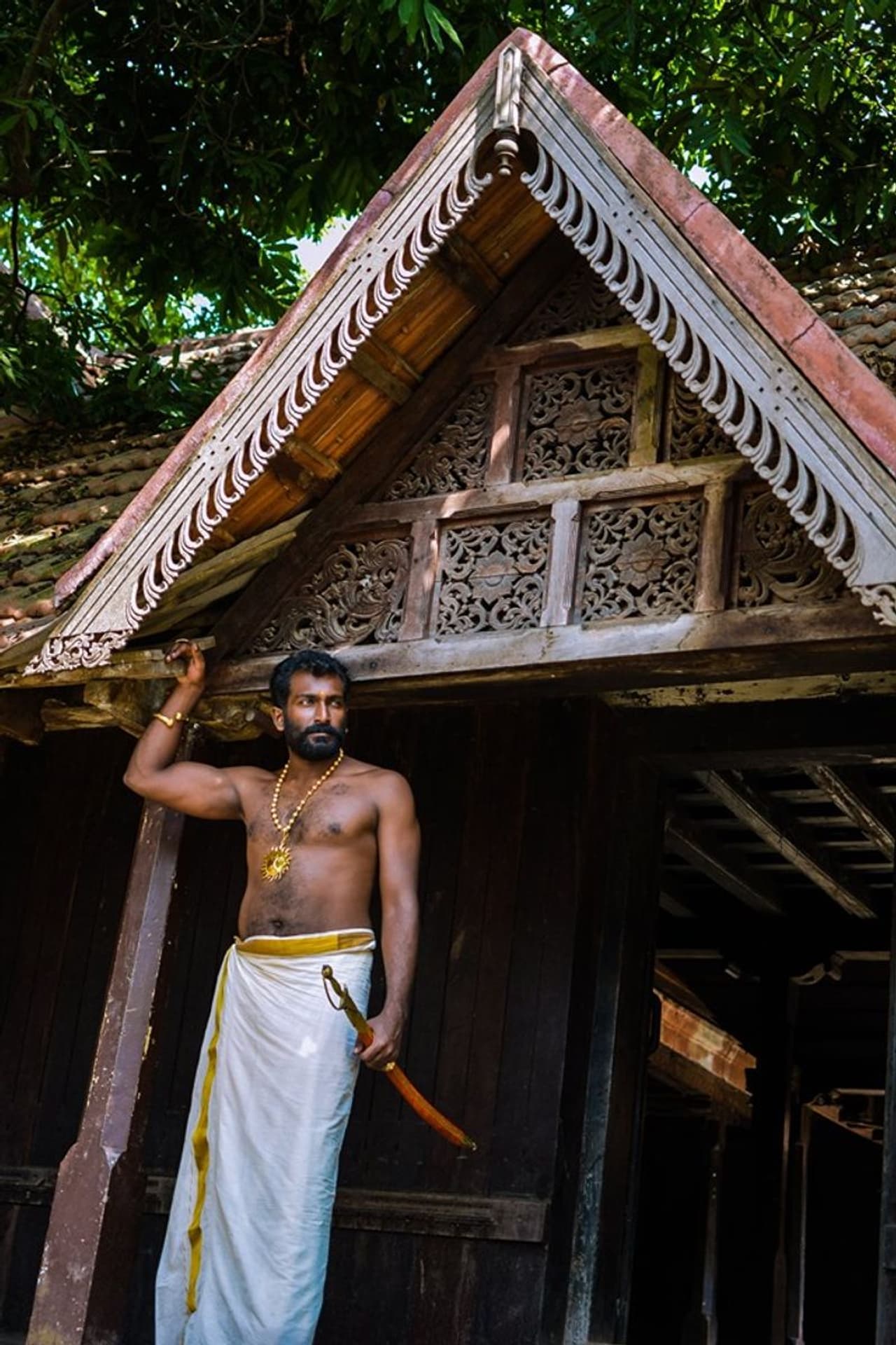 പതിനെട്ടാം നൂറ്റാണ്ടിന്റെ അവസാനകാലത്തായി തിരുവിതാംകൂറിൽ ജീവിച്ചിരുന്ന തമ്പുരാൻ ആയിരുന്നു ശങ്കരൻ തമ്പി. അന്നാട്ടിലെ എല്ലാ ജനങ്ങളും ഭയഭക്തിബഹുമാനത്തോടുകൂടി മാത്രം സംസാരിച്ചിരുന്ന തമ്പുരാൻ ! അദ്ദേഹത്തിന്റെ ഊരിയ വാളിനെ പേടിയില്ലാത്ത ഒറ്റ കള്ളന്മാരും, പിടിച്ചുപറിക്കാരും ഇല്ലായിരുന്നു. അതിനാൽ തന്നെ നാട്ടിലെങ്ങും സന്തോഷം അലതല്ലിയിരുന്നു. പതിനെട്ടാം നൂറ്റാണ്ടിന്റെ അവസാനകാലത്തായി തിരുവിതാംകൂറിൽ ജീവിച്ചിരുന്ന തമ്പുരാൻ ആയിരുന്നു ശങ്കരൻ തമ്പി. അന്നാട്ടിലെ എല്ലാ ജനങ്ങളും ഭയഭക്തിബഹുമാനത്തോടുകൂടി മാത്രം സംസാരിച്ചിരുന്ന തമ്പുരാൻ ! അദ്ദേഹത്തിന്റെ ഊരിയ വാളിനെ പേടിയില്ലാത്ത ഒറ്റ കള്ളന്മാരും, പിടിച്ചുപറിക്കാരും ഇല്ലായിരുന്നു. അതിനാൽ തന്നെ നാട്ടിലെങ്ങും സന്തോഷം അലതല്ലിയിരുന്നു.