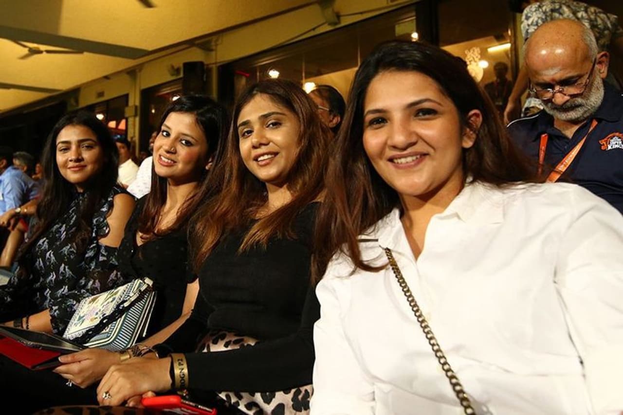 IPL ಪಂದ್ಯದ ವೇಳೆ ಧೋನಿ ಪತ್ನಿ ಸಾಕ್ಷಿ ಸಿಂಗ್ ಧೋನಿ ಹಾಗೂ ಆರ್ ರೈನಾ ಪತ್ನಿ ಪ್ರಿಯಾಂಕ ಚೌಧರಿ