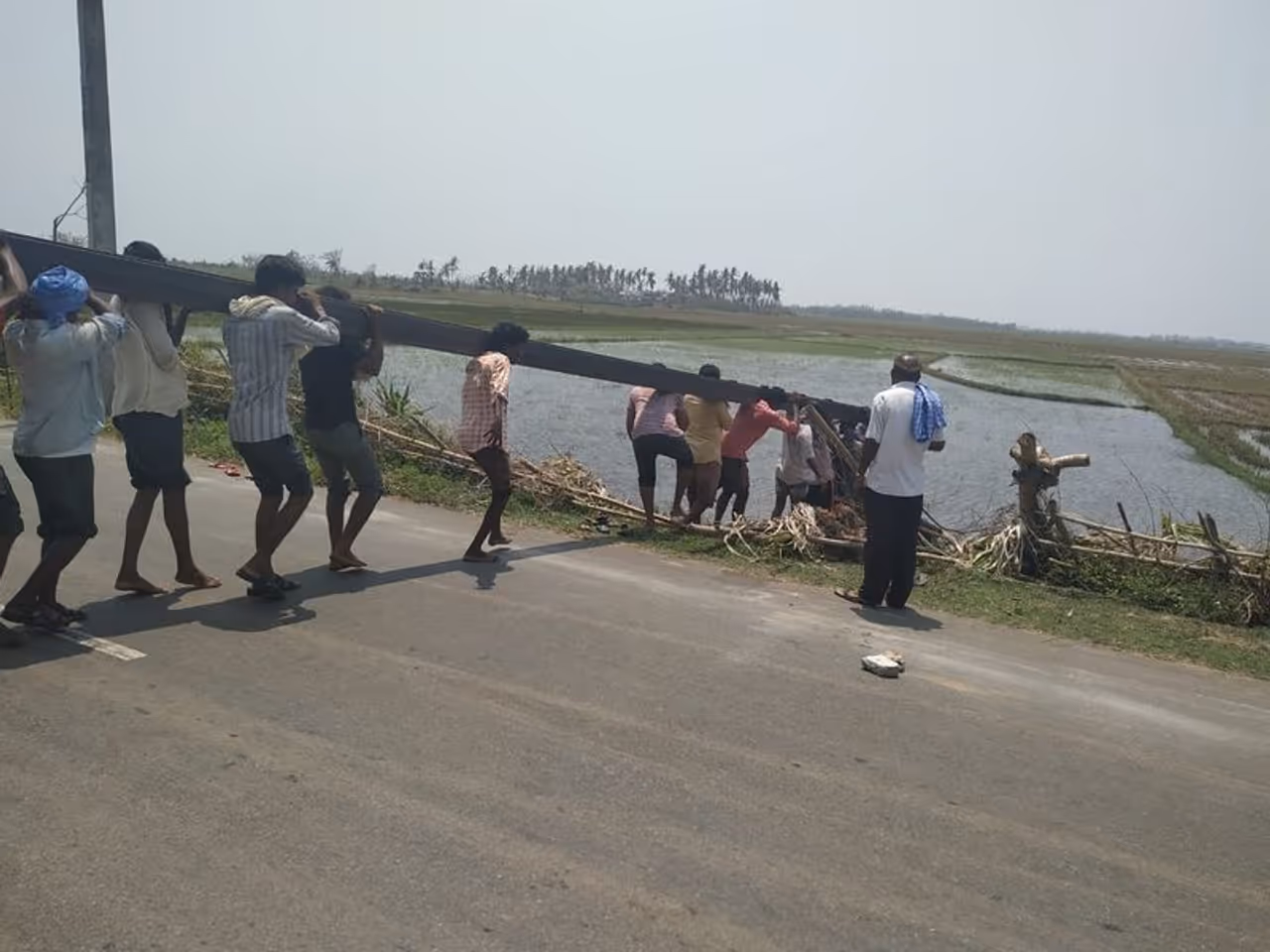 ఒడిశాలో తుపాన్ ప్రభావిత ప్రాంతాల్లో తెలంగాణ విద్యుత్ ఉద్యోగుల సేవలు( ఫోటోలు) ఒడిశాలో తుపాన్ ప్రభావిత ప్రాంతాల్లో తెలంగాణ విద్యుత్ ఉద్యోగుల సేవలు( ఫోటోలు)