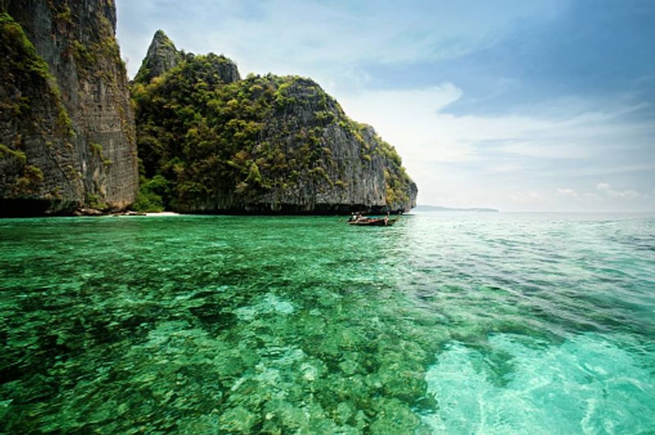 'ಮಾಯಾ ಬೇ' ಥಾಯ್ಲೆಂಡ್ ನ ಫೀ ಫೀ ಲೇಹ್ ಎಂಬ ದ್ವೀಪದಲ್ಲಿದೆ. ಇಲ್ಲಿ ದಿನವೊಂದಕ್ಕೆ ಸುಮಾರು 5 ಸಾವಿರ ಮಂದಿ ಪ್ರವಾಸಿಗರು ಆಗಮಿಸುತ್ತಾರೆ. ಈ ಪ್ರವಾಸಿಗರ ಸಂಖ್ಯೆಯೇ ಈ ದ್ವೀಪದ ಸೌಂದರ್ಯ ಎಷ್ಟಿದೆ ಎಂಬುವುದಕ್ಕೆ ಉದಾಹರಣೆ.