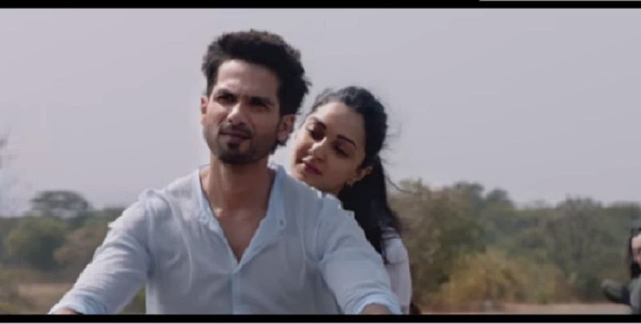 <p>ಕಿಯಾರಾ ಅಡ್ವಾಣಿ ಈಗ ಬಾಲಿವುಡ್ನ ಬೇಡಿಕೆಯಲ್ಲಿರುವ ನಟಿರೆ. 'ಕಬೀರ್ ಸಿಂಗ್' ಚಿತ್ರದ ಅದ್ಭುತ ಅಭಿನಯದ ನಂತರ, ನಟಿ ಸಾಕಷ್ಟು ಆಫರ್ಸ್ ಬಂದಿವೆ.</p> <p>ಕಿಯಾರಾ ಅಡ್ವಾಣಿ ಈಗ ಬಾಲಿವುಡ್ನ ಬೇಡಿಕೆಯಲ್ಲಿರುವ ನಟಿರೆ. 'ಕಬೀರ್ ಸಿಂಗ್' ಚಿತ್ರದ ಅದ್ಭುತ ಅಭಿನಯದ ನಂತರ, ನಟಿ ಸಾಕಷ್ಟು ಆಫರ್ಸ್ ಬಂದಿವೆ.</p>