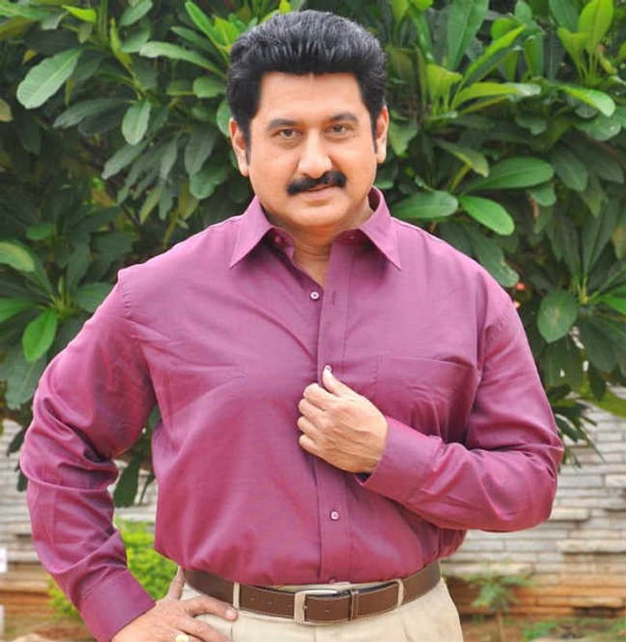 సుమన్ : 90వ దశకంలో అగ్ర హీరోగా కొనసాగిన సుమన్ ప్రస్తుతం క్యారెక్టర్ ఆర్టిస్ట్ గా రాణిస్తున్నారు. సుమన్ కు కేరళలో ప్రాచీన యుద్ధ విద్య అయిన కళరిపాయట్టులో మంచి ప్రావీణ్యం ఉంది. కరాటే లో కూడా బ్లాక్ బెల్ట్ సాధించారు. సుమన్ : 90వ దశకంలో అగ్ర హీరోగా కొనసాగిన సుమన్ ప్రస్తుతం క్యారెక్టర్ ఆర్టిస్ట్ గా రాణిస్తున్నారు. సుమన్ కు కేరళలో ప్రాచీన యుద్ధ విద్య అయిన కళరిపాయట్టులో మంచి ప్రావీణ్యం ఉంది. కరాటే లో కూడా బ్లాక్ బెల్ట్ సాధించారు.