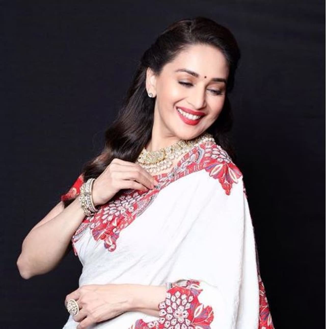 ಮೇ 15, 1967 ಮಾಧುರಿ ಬರ್ತಡೇ. ಮುಂಬಯಿಯ ಮರಾಠ ಕುಟುಂಬದಲ್ಲಿ ಜನಿಸಿದರು.