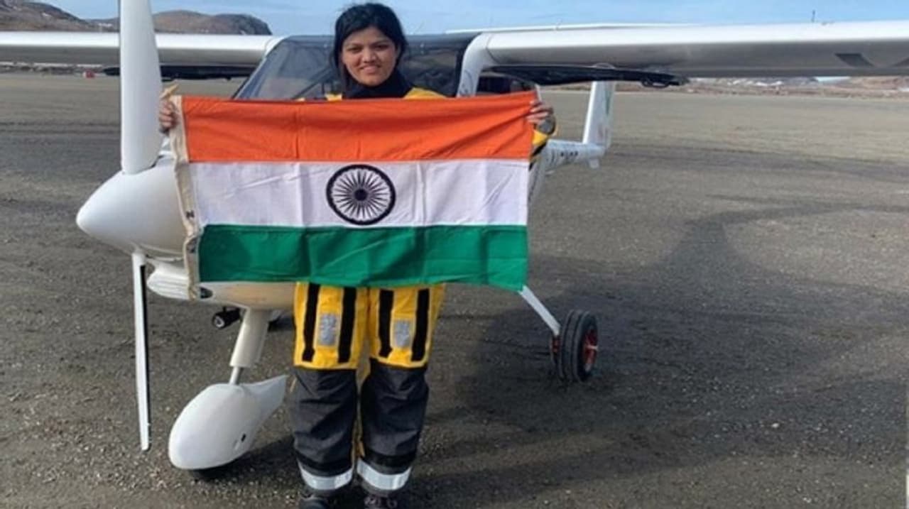 ಮುಂಬೈನ ಆರೋಹಿ ಪಂಡಿತ್ ಅಟ್ಲಾಂಟಿಕ ಮಹಾಸಾಗರ ಮೇಲೆ ಏಕಾಂಗಿಯಾಗಿ ಯಶಸ್ವೀ ವಿಮಾನ ಹಾರಾಟ ನಡೆಸುವ ಮೂಲಕ ದಾಖಲೆ ಬರೆದಿದ್ದಾರೆ. ಮುಂಬೈನ ಆರೋಹಿ ಪಂಡಿತ್ ಅಟ್ಲಾಂಟಿಕ ಮಹಾಸಾಗರ ಮೇಲೆ ಏಕಾಂಗಿಯಾಗಿ ಯಶಸ್ವೀ ವಿಮಾನ ಹಾರಾಟ ನಡೆಸುವ ಮೂಲಕ ದಾಖಲೆ ಬರೆದಿದ್ದಾರೆ.