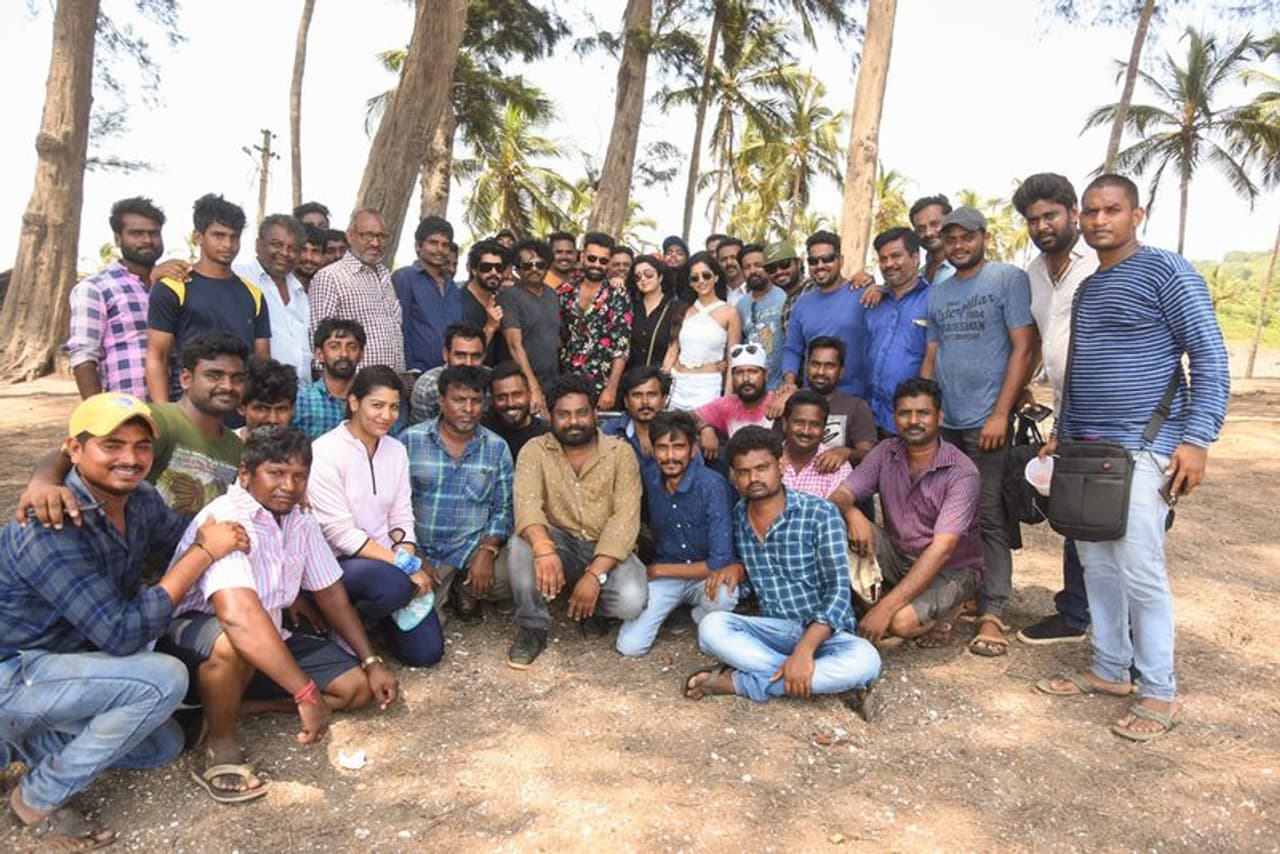 యువ హీరో రామ్ 31వ బర్త్ డేని ఇస్మార్ట్ శంకర్ చిత్ర యూనిట్ మధ్యన జరుపుకున్నాడు. యువ హీరో రామ్ 31వ బర్త్ డేని ఇస్మార్ట్ శంకర్ చిత్ర యూనిట్ మధ్యన జరుపుకున్నాడు.