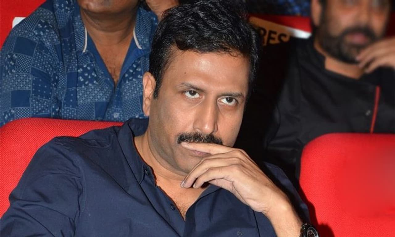 టీవీ9లో చోటు చేసుకొన్న పరిణామాలను రవిప్రకాష్ ఆ వీడియోలో వివరించారు. 15 ఏళ్ల క్రితం టీవీ9ను నెలకొల్పిన సమయంలో శ్రీనిరాజు పెట్టుబడి పెట్టి తనకు సహకరించినట్టుగా రవిప్రకాష్ చెప్పారు. ఈ సంస్థ బాధ్యతలన్నీ కూడ తాను తీసుకొన్న విషయాన్ని ఆయన గుర్తు చేశారు. పెట్టుబడి పెట్టిన శ్రీనిరాజు తనకు మద్దతుగా నిలిచారని ఆయన గుర్తు చేశారు. టీవీ9లో చోటు చేసుకొన్న పరిణామాలను రవిప్రకాష్ ఆ వీడియోలో వివరించారు. 15 ఏళ్ల క్రితం టీవీ9ను నెలకొల్పిన సమయంలో శ్రీనిరాజు పెట్టుబడి పెట్టి తనకు సహకరించినట్టుగా రవిప్రకాష్ చెప్పారు. ఈ సంస్థ బాధ్యతలన్నీ కూడ తాను తీసుకొన్న విషయాన్ని ఆయన గుర్తు చేశారు. పెట్టుబడి పెట్టిన శ్రీనిరాజు తనకు మద్దతుగా నిలిచారని ఆయన గుర్తు చేశారు.