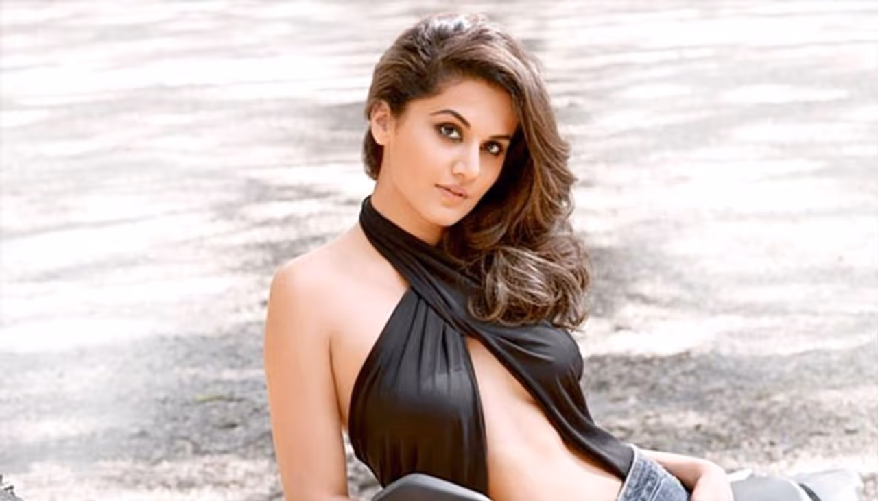 कुछ ही दिनों पहले एक्ट्रेस कंगना रनौत की बहन ने तापसी पन्नू को कंगना की 'सस्ती कॉपी' बताया था। लेकिन तापसी ने दोनो बहनों को करारा जवाब देते हुए कहा कि "मैं जुबानी जंग में नहीं पड़ना चाहती, क्योंकि मैं उनकी भाषा को मैच नहीं कर पाऊंगी। मुझे नहीं पता था कि घुंघराले बालों पर कॉपीराइट लगता है, जिनके साथ मैं पैदा हुई हूं, और ईमानदार राय भी।