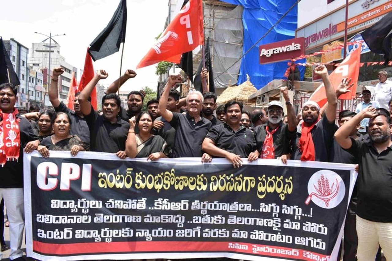 కేసీఆర్ విధానాలపై నిరసన సీపీఐ నారాయణ అరెస్ట్ (ఫోటోలు) కేసీఆర్ విధానాలపై నిరసన సీపీఐ నారాయణ అరెస్ట్ (ఫోటోలు)