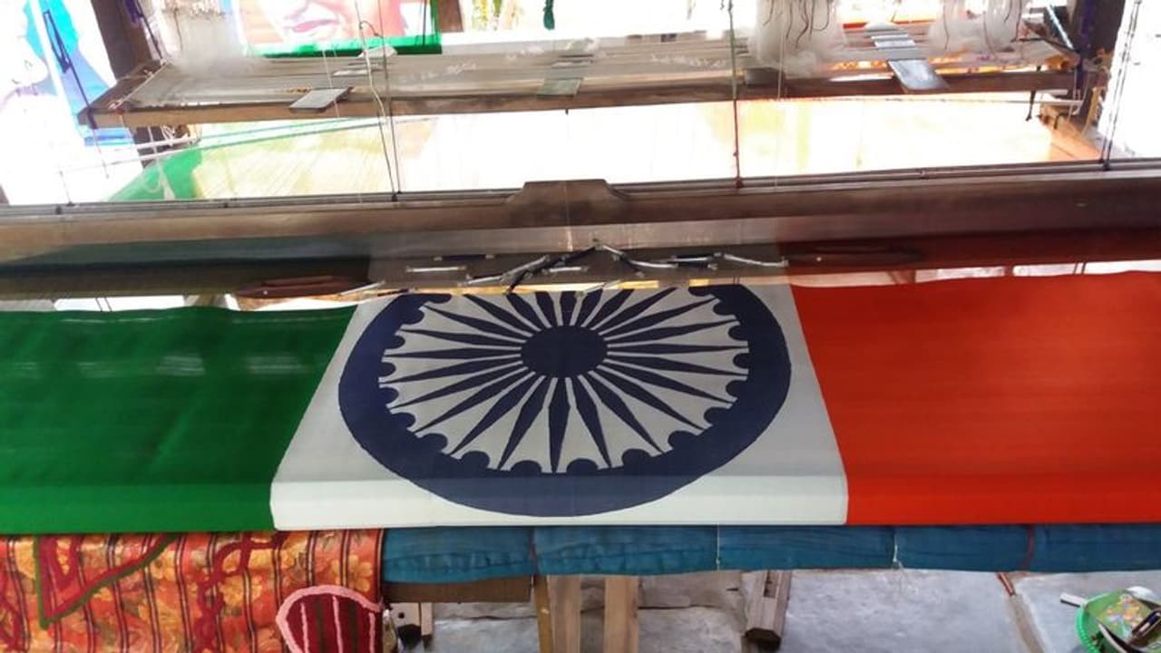 ಒಂದೇ ಒಂದು ಹೊಲಿಗೆ ಇಲ್ಲದೆ ಭಾರತದ ತ್ರಿವರ್ಣ ಧ್ವಜ ನೇಯಬೇಕು ಎಂಬ ಕನಸು ಹೊತ್ತಿದ್ದ ವ್ಯಕ್ತಿಯೋರ್ವ ಅದರ ಸಾಕಾರಕ್ಕಾಗಿ ಮನೆಯನ್ನೇ ಮಾರಾಟ ಮಾಡಿದ ಅಪರೂಪದ ಘಟನೆ ಆಂಧ್ರಪ್ರದೇಶದಲ್ಲಿ ನಡೆದಿದೆ ಒಂದೇ ಒಂದು ಹೊಲಿಗೆ ಇಲ್ಲದೆ ಭಾರತದ ತ್ರಿವರ್ಣ ಧ್ವಜ ನೇಯಬೇಕು ಎಂಬ ಕನಸು ಹೊತ್ತಿದ್ದ ವ್ಯಕ್ತಿಯೋರ್ವ ಅದರ ಸಾಕಾರಕ್ಕಾಗಿ ಮನೆಯನ್ನೇ ಮಾರಾಟ ಮಾಡಿದ ಅಪರೂಪದ ಘಟನೆ ಆಂಧ್ರಪ್ರದೇಶದಲ್ಲಿ ನಡೆದಿದೆ