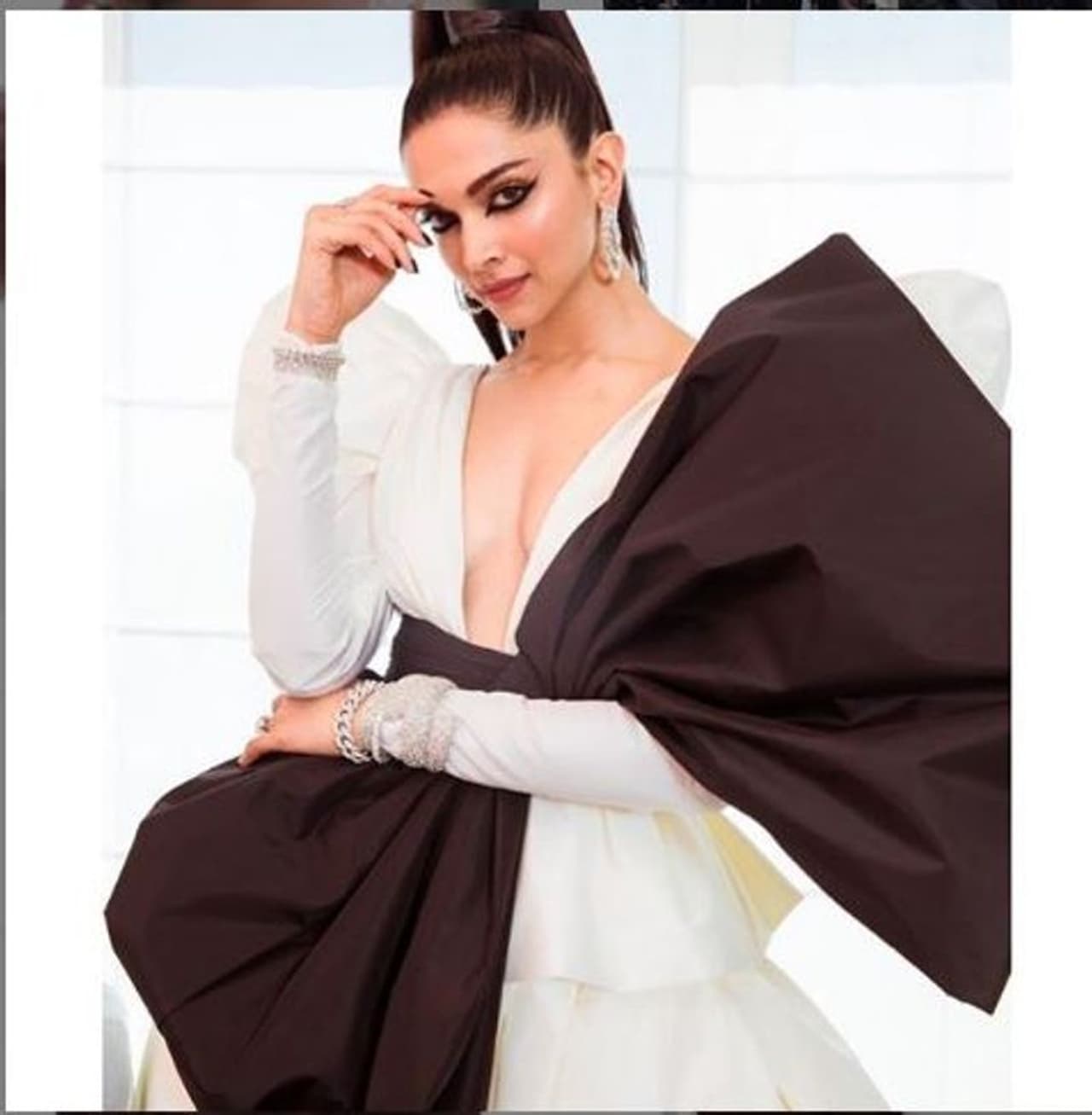 ಕ್ಯಾಟ್ ಲುಕ್ ಮೇಕಪ್ ನಲ್ಲಿ ಶೈ ನ್ ಆದ ದೀಪಿಕಾ ಪಡುಕೋಣೆ ಕ್ಯಾಟ್ ಲುಕ್ ಮೇಕಪ್ ನಲ್ಲಿ ಶೈ ನ್ ಆದ ದೀಪಿಕಾ ಪಡುಕೋಣೆ