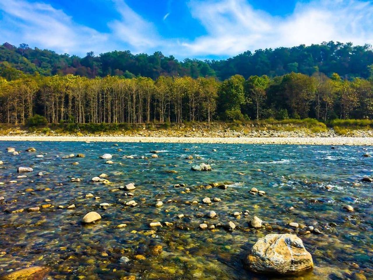 1. लैंसडाउन (246 किलोमीटर): अंग्रेजों के समय से उत्तराखंड राज्य में महत्वपूर्ण कैंटोनमेंट एरिया लैंसडाउन अपने ओक और पाइन प्लांटेशन के चलते गर्मी के दौरान एक परफेक्ट ट्रैवल डेस्टिनेशन है। अपनी खूबसूरत वादियों के लिए लैंसडाउन दिल्ली वासियों के लिए एक आदर्श हिल स्टेशन है। लैंसडाउन की दिल्ली से दूरी महज 246 किलोमीटर है। छुट्टियों के दौरान यहां टूरिस्ट पर्वतारोहण के साथ साथ ट्रैकिंग का लुफ्त उठाने के लिए आते हैं। इसके अलावा यहां 4 से 5 दिन के वैकेशन के दौरान आप टिप एंड टॉप प्वाइंट, वॉर मेमोरियल और हिमालय की खूबसूरत वादियों का मजा ले सकते हैं।