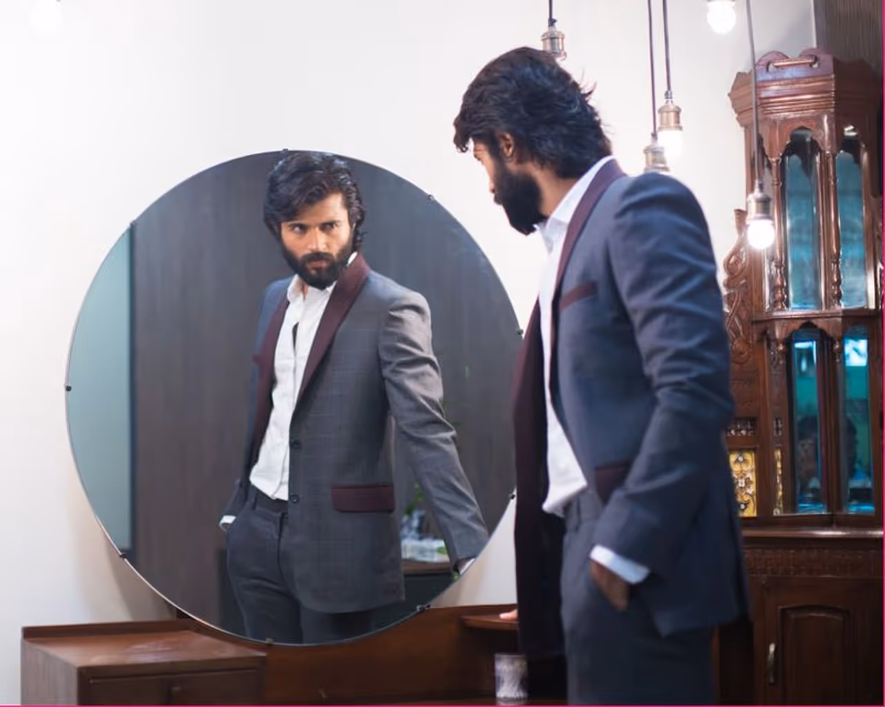 'నువ్విలా', 'లైఫ్ ఈజ్ బ్యూటీఫుల్' వంటి చిత్రాల్లో చిన్న చిన్న పాత్రల్లో నటించిన విజయ్ దేవరకొండ 'పెళ్లిచూపులు' చిత్రంతో హీరోగా మారాడు ఆ తరువాత 'అర్జున్ రెడ్డి' భారీ క్రేజ్ సంపాదించాడు. ఈ సినిమా తరువాత అతడి కెరీర్ తిరిగి చూసుకోవాల్సిన అవసరం రాలేదు. అందరూ రౌడీ హీరో అని ముద్దుగా పిలుచుకుంటున్నారు. 'నువ్విలా', 'లైఫ్ ఈజ్ బ్యూటీఫుల్' వంటి చిత్రాల్లో చిన్న చిన్న పాత్రల్లో నటించిన విజయ్ దేవరకొండ 'పెళ్లిచూపులు' చిత్రంతో హీరోగా మారాడు ఆ తరువాత 'అర్జున్ రెడ్డి' భారీ క్రేజ్ సంపాదించాడు. ఈ సినిమా తరువాత అతడి కెరీర్ తిరిగి చూసుకోవాల్సిన అవసరం రాలేదు. అందరూ రౌడీ హీరో అని ముద్దుగా పిలుచుకుంటున్నారు.