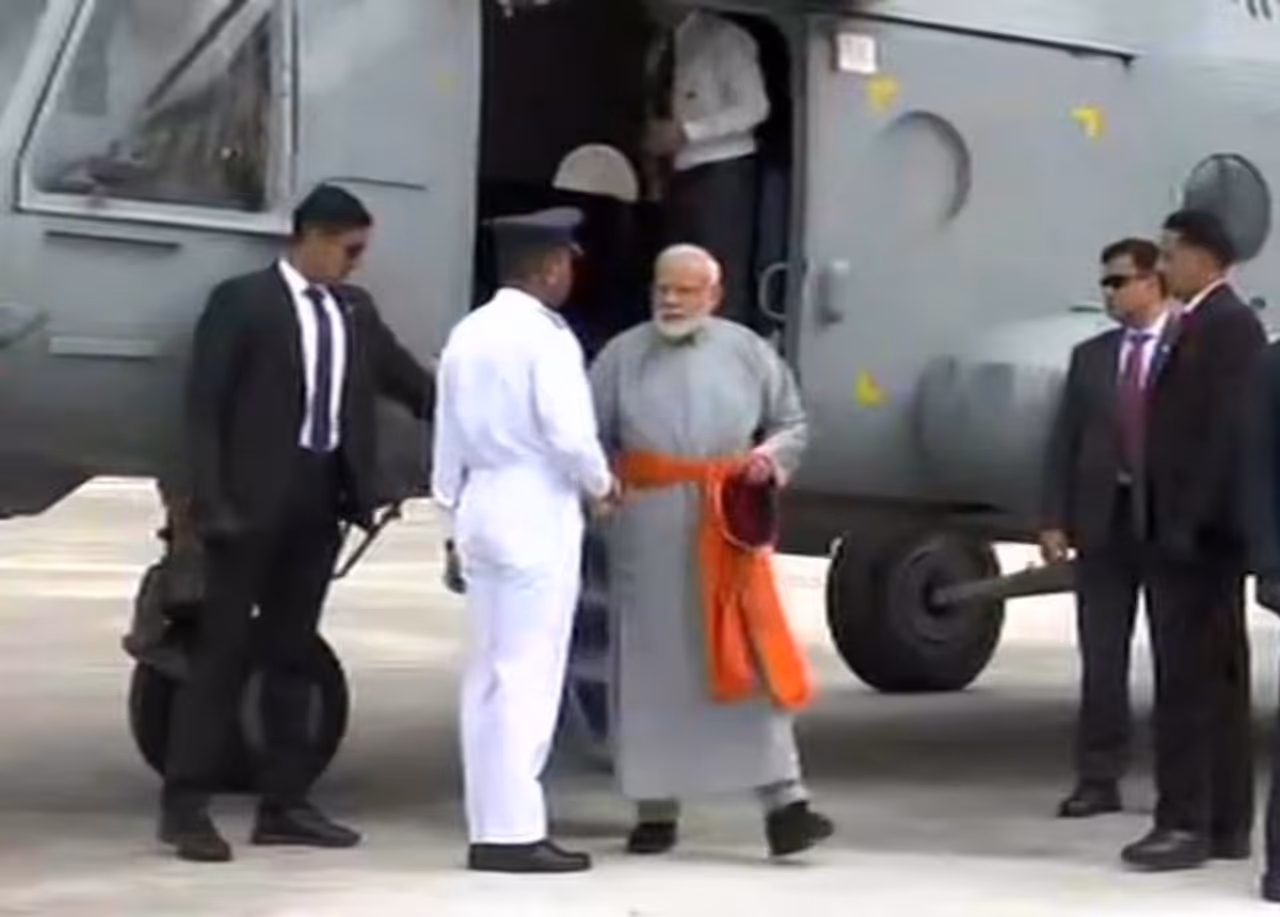 प्रधानमंत्री नरेन्द्र मोदी केदारनाथ पहुंच गए हैं और उनका हेलीकॉप्टर आज सुबह नौ बजकर तैंतालीस मिनट(9.43) पर केदारनाथ पहुंचा। प्रधानमंत्री नरेन्द्र मोदी केदारनाथ पहुंच गए हैं और उनका हेलीकॉप्टर आज सुबह नौ बजकर तैंतालीस मिनट(9.43) पर केदारनाथ पहुंचा।