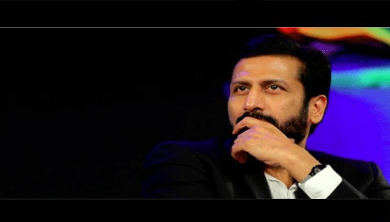 టీవీ9 మాజీ సీఈఓ పోలీసులకు చిక్కకుండా జాగ్రత్తలు తీసుకొంటున్నారు. ఇప్పటికే సుమారు 30 సిమ్ కార్డులను రవిప్రకాష్ మార్చినట్టుగా పోలీసులు అనుమానాలు వ్యక్తం చేస్తున్నారు. పోలీసుల విచారణకు హాజరుకాకుండానే ముందస్తు బెయిల్ పిటిషన్ను రవిప్రకాష్ దాఖలు చేశారు. టీవీ9 మాజీ సీఈఓ పోలీసులకు చిక్కకుండా జాగ్రత్తలు తీసుకొంటున్నారు. ఇప్పటికే సుమారు 30 సిమ్ కార్డులను రవిప్రకాష్ మార్చినట్టుగా పోలీసులు అనుమానాలు వ్యక్తం చేస్తున్నారు. పోలీసుల విచారణకు హాజరుకాకుండానే ముందస్తు బెయిల్ పిటిషన్ను రవిప్రకాష్ దాఖలు చేశారు.