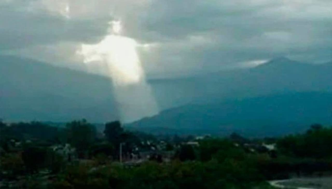 ಅರ್ಜೆಂಟೈನಾದಲ್ಲಿ ಮೂಡಿದ ಮೋಡಗಳಲ್ಲಿ ಯೇಸು ಕ್ರಿಸ್ತನಂತಹ ಆಕೃತಿ ಕಾಣಿಸಿಕೊಂಡಿದ್ದು, ಸದ್ಯ ಈ ಪೋಟೋಗಳು ವೈರಲ್ ಆಗಿವೆ. ಅರ್ಜೆಂಟೈನಾದಲ್ಲಿ ಮೂಡಿದ ಮೋಡಗಳಲ್ಲಿ ಯೇಸು ಕ್ರಿಸ್ತನಂತಹ ಆಕೃತಿ ಕಾಣಿಸಿಕೊಂಡಿದ್ದು, ಸದ್ಯ ಈ ಪೋಟೋಗಳು ವೈರಲ್ ಆಗಿವೆ.