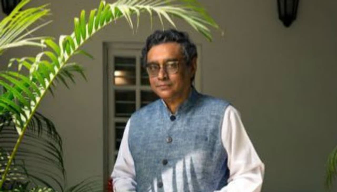 <p>Mahua Moitra raised the issue on Twitter and attached the Tenth Schedule of the Constitution to her tweet. Mahua also marked the statement with a red ink.<br /> </p> <p>Mahua Moitra raised the issue on Twitter and attached the Tenth Schedule of the Constitution to her tweet. Mahua also marked the statement with a red ink.<br /> </p>