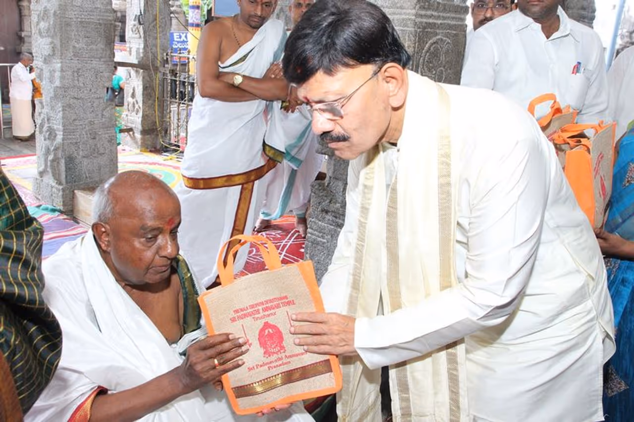 తిరుచానూరు పద్మావతి అమ్మవారిని దర్శించుకున్న దేవెగౌడ, కుమార స్వామి తిరుచానూరు పద్మావతి అమ్మవారిని దర్శించుకున్న దేవెగౌడ, కుమార స్వామి