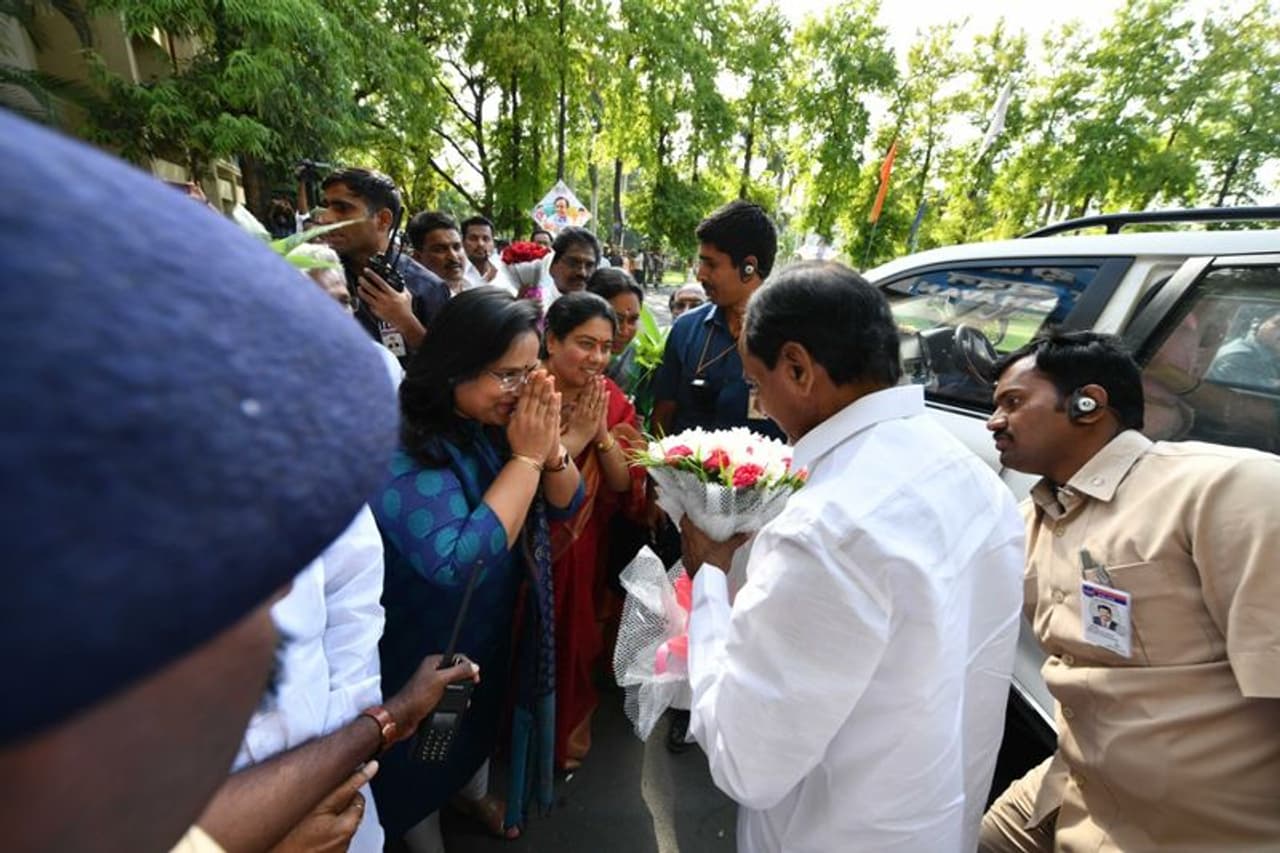 రామగుండంలోని ఎన్టీపీసీని సందర్శించిన కేసీఆర్...జెన్కో అధికారులతో సమీక్ష రామగుండంలోని ఎన్టీపీసీని సందర్శించిన కేసీఆర్...జెన్కో అధికారులతో సమీక్ష